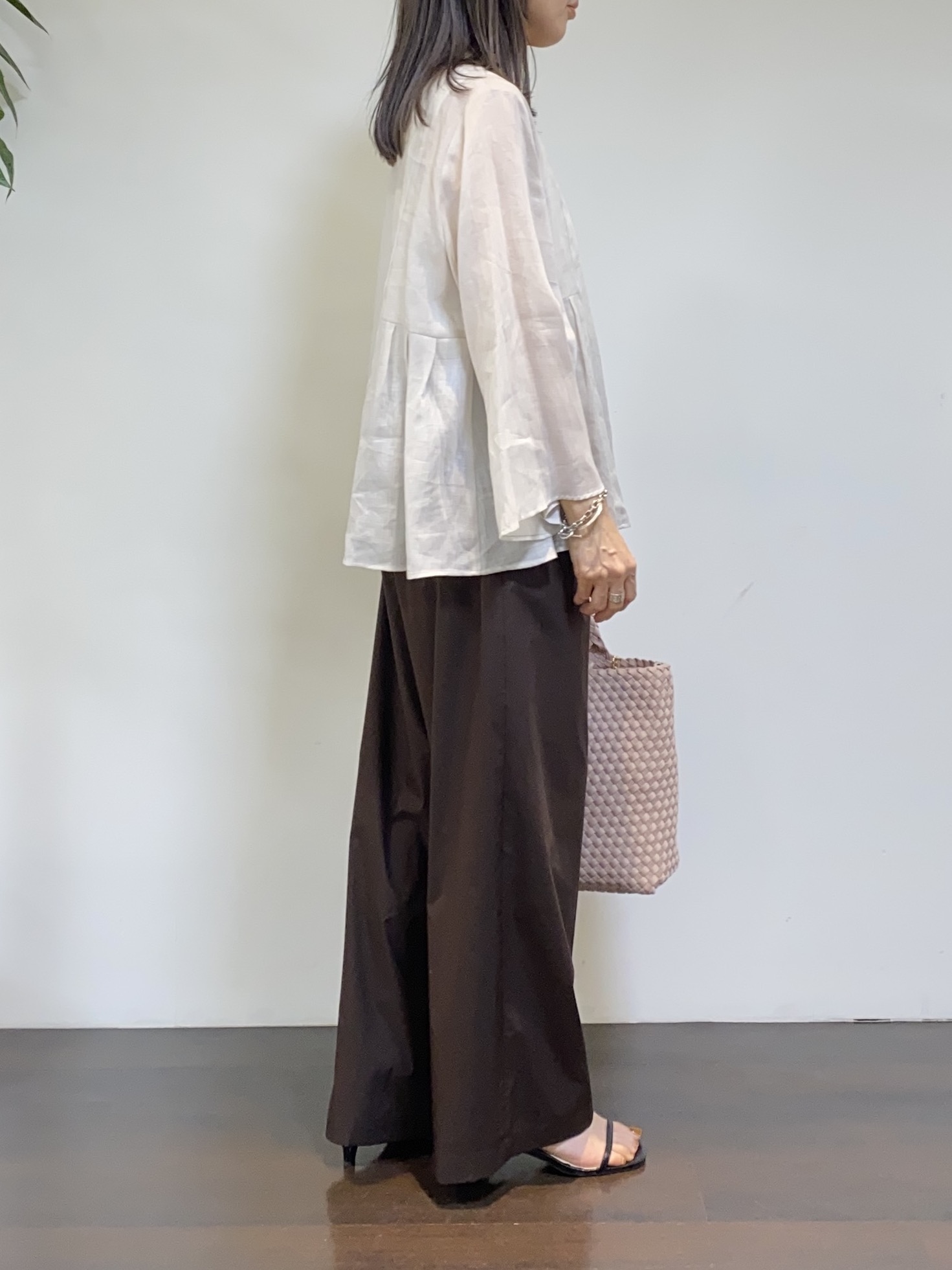 tomoさんの「UNTITLED｜【接触冷感/麻混/洗える】ドライタッチキーネックブラウス」を使ったコーディネート