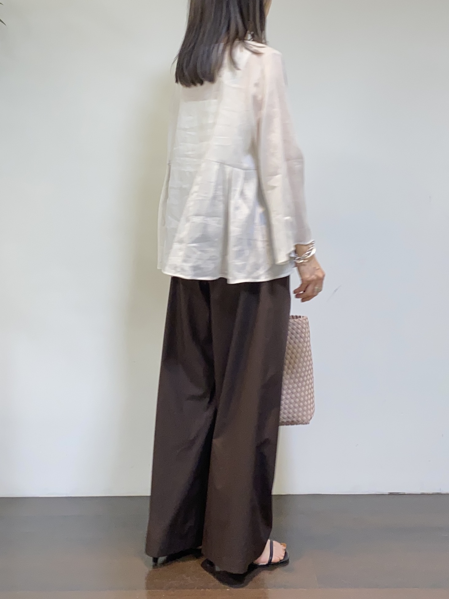 tomoさんの「UNTITLED｜【接触冷感/麻混/洗える】ドライタッチキーネックブラウス」を使ったコーディネート