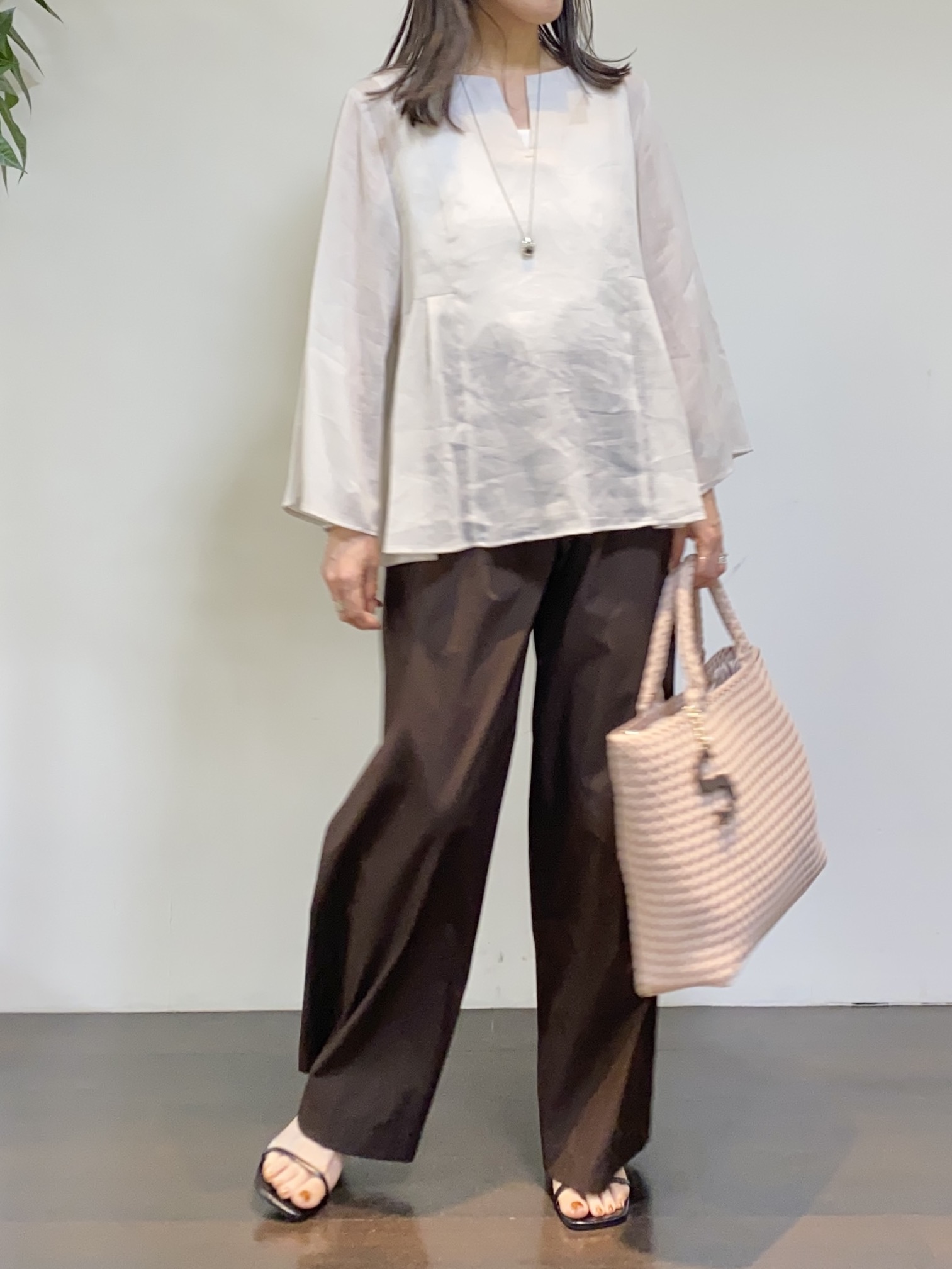 tomoさんの「UNTITLED｜【接触冷感/麻混/洗える】ドライタッチキーネックブラウス」を使ったコーディネート