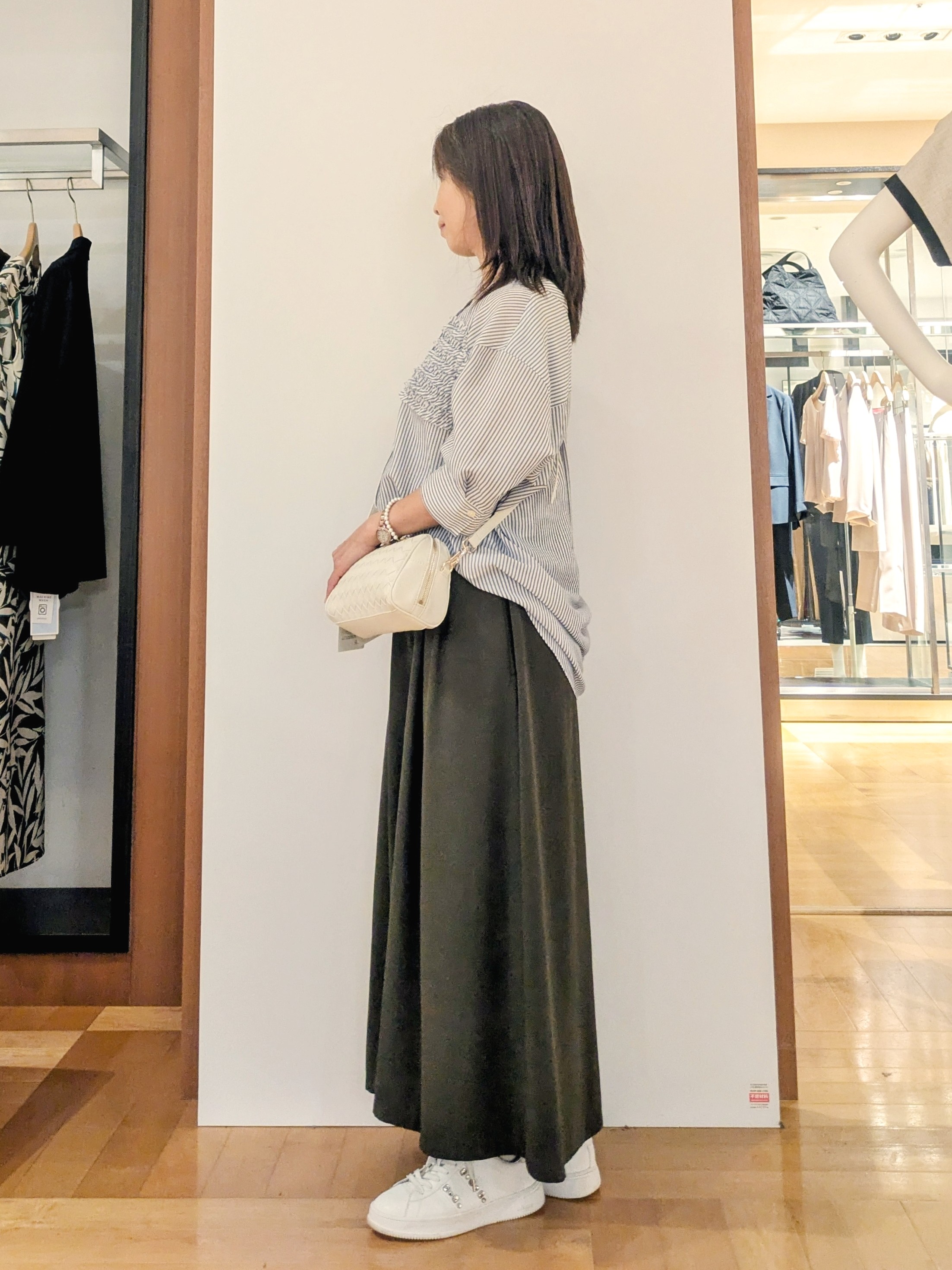 laverさんの「UNTITLED｜【接触冷感/通気性/洗える】フロントフリルブラウス」を使ったコーディネート