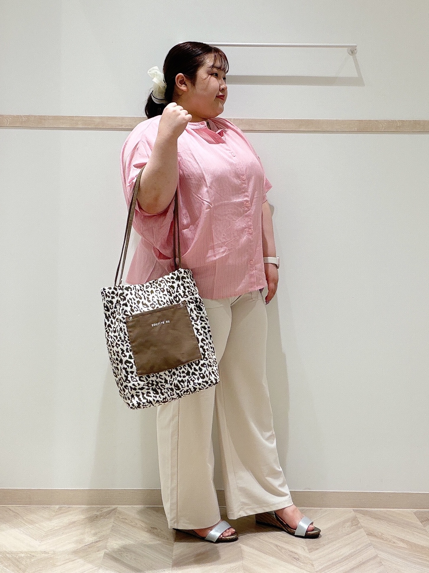 ゆめかさんの「SHOO･LA･RUE｜【洗濯機可/体型カバー】二の腕隠れる ゆるっとドルマンバンドカラーシャツ」を使ったコーディネート