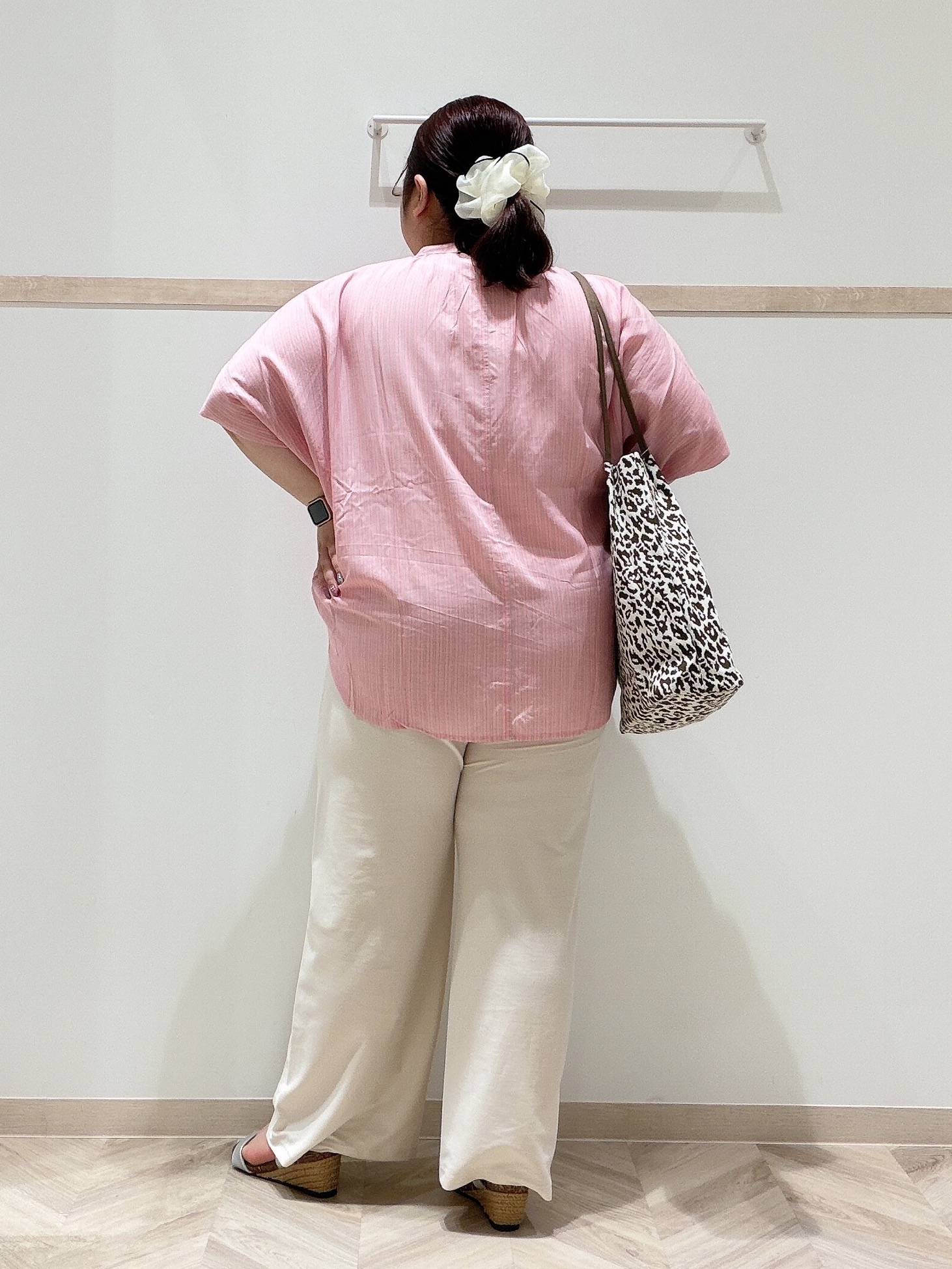 ゆめかさんの「SHOO･LA･RUE｜【洗濯機可/体型カバー】二の腕隠れる ゆるっとドルマンバンドカラーシャツ」を使ったコーディネート