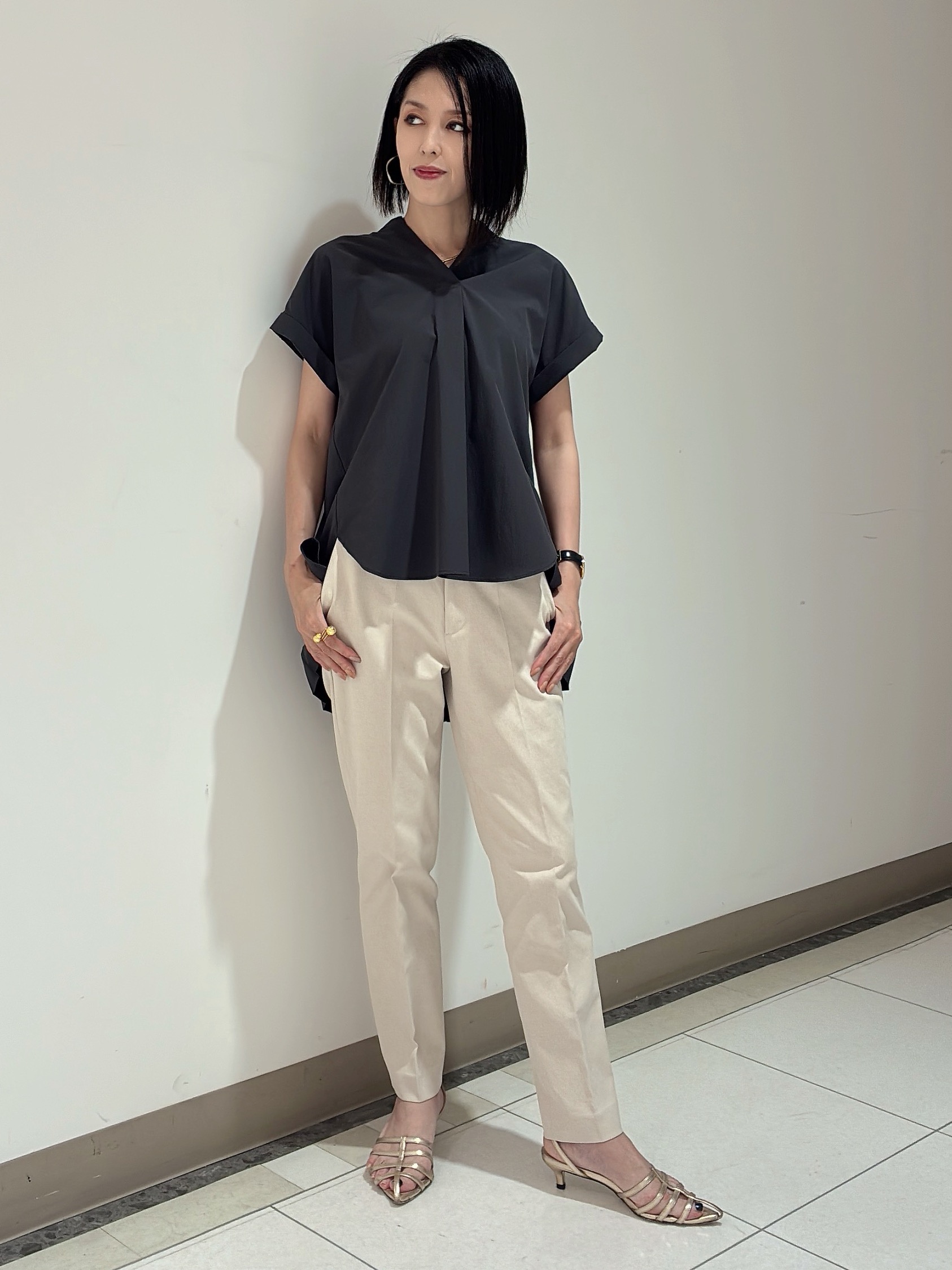 環さんの「UNTITLED｜【吸水速乾/接触冷感】バックプリーツデザインブラウス」を使ったコーディネート
