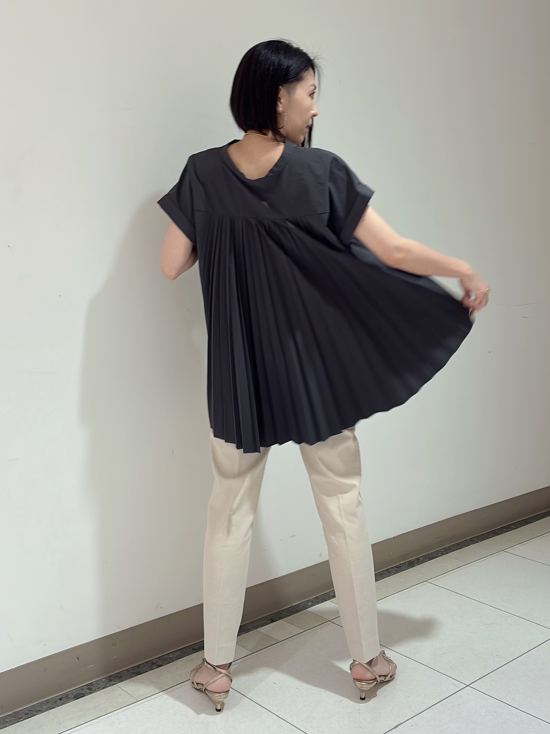 環さんの「UNTITLED｜【吸水速乾/接触冷感】バックプリーツデザインブラウス」を使ったコーディネート