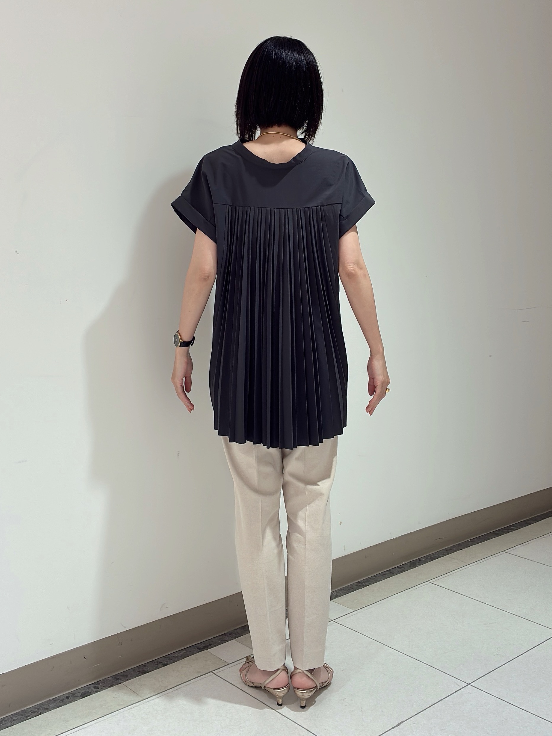 環さんの「UNTITLED｜【吸水速乾/接触冷感】バックプリーツデザインブラウス」を使ったコーディネート
