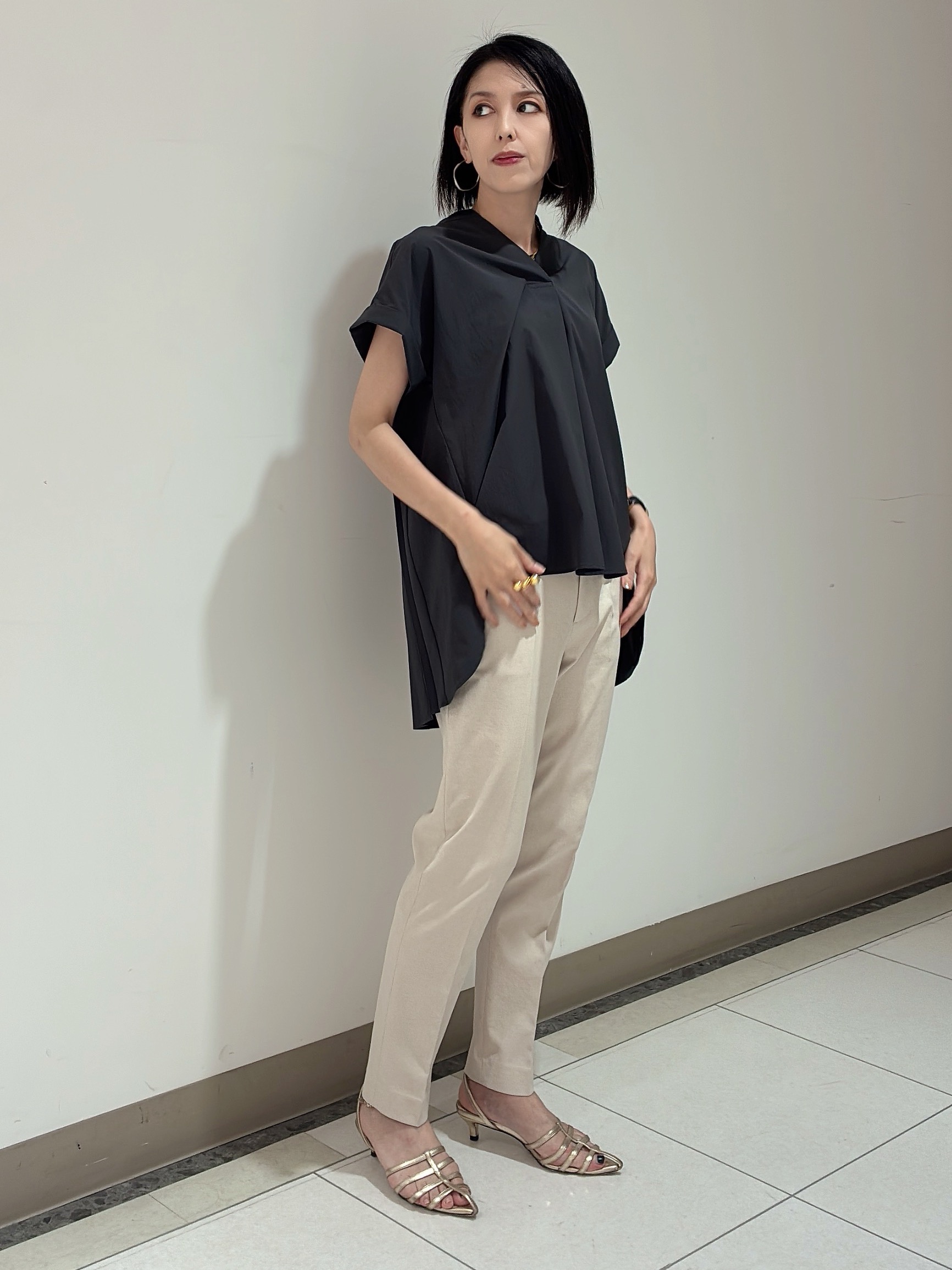 環さんの「UNTITLED｜【吸水速乾/接触冷感】バックプリーツデザインブラウス」を使ったコーディネート
