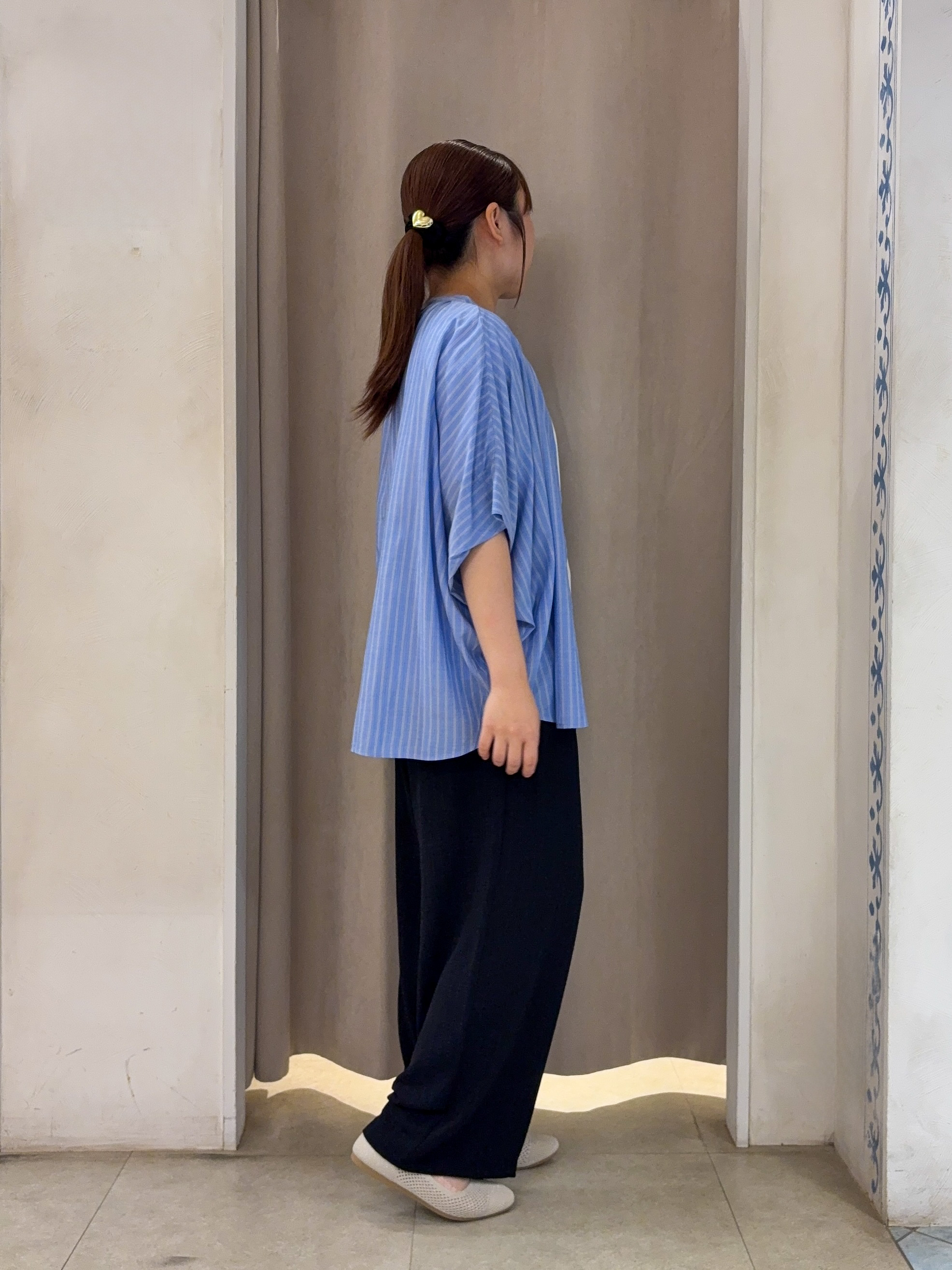 SO(R)Aさんの「SHOO･LA･RUE｜【洗濯機可/体型カバー】二の腕隠れる ゆるっとドルマンバンドカラーシャツ」を使ったコーディネート