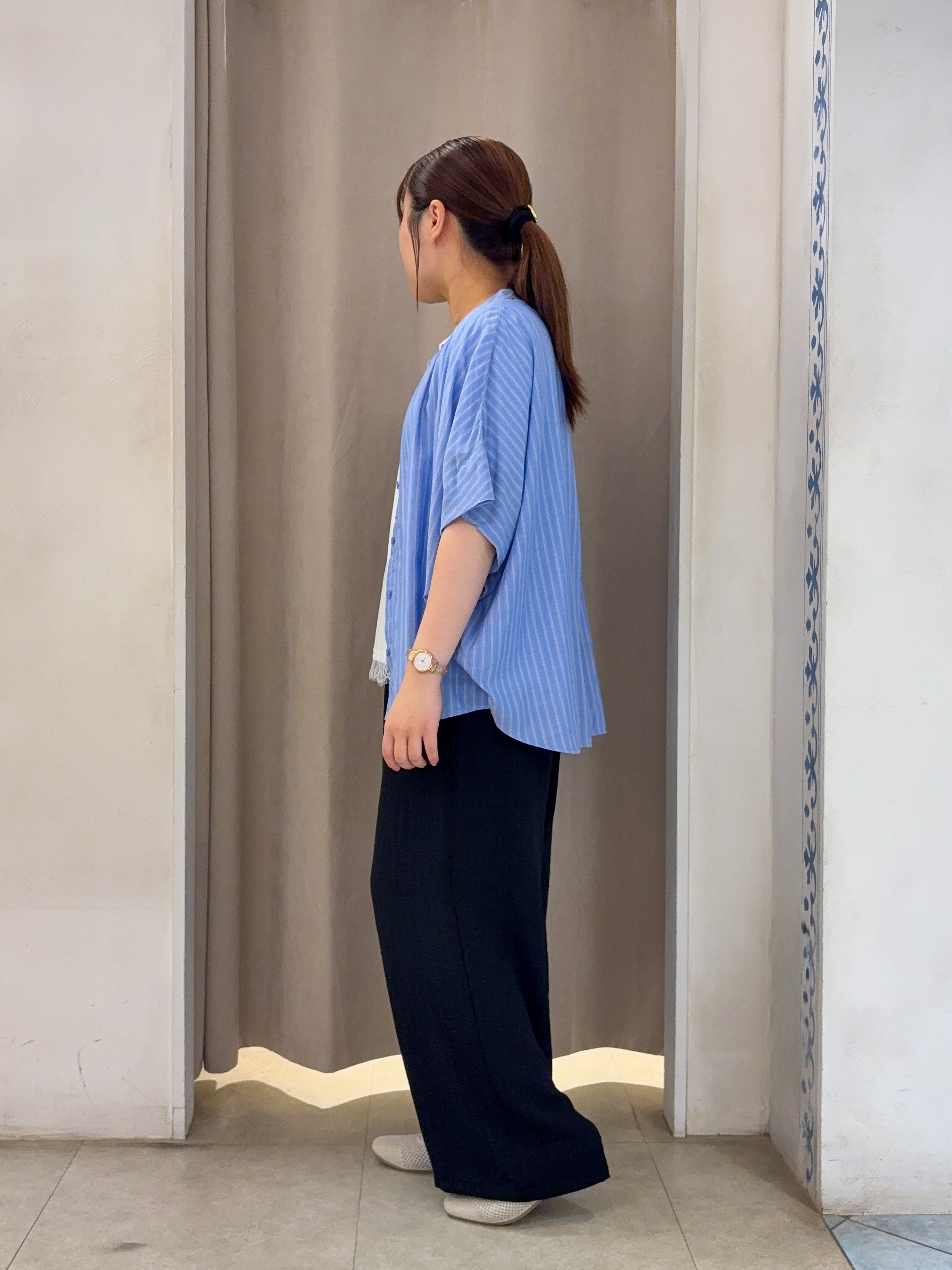 SO(R)Aさんの「SHOO･LA･RUE｜【洗濯機可/体型カバー】二の腕隠れる ゆるっとドルマンバンドカラーシャツ」を使ったコーディネート