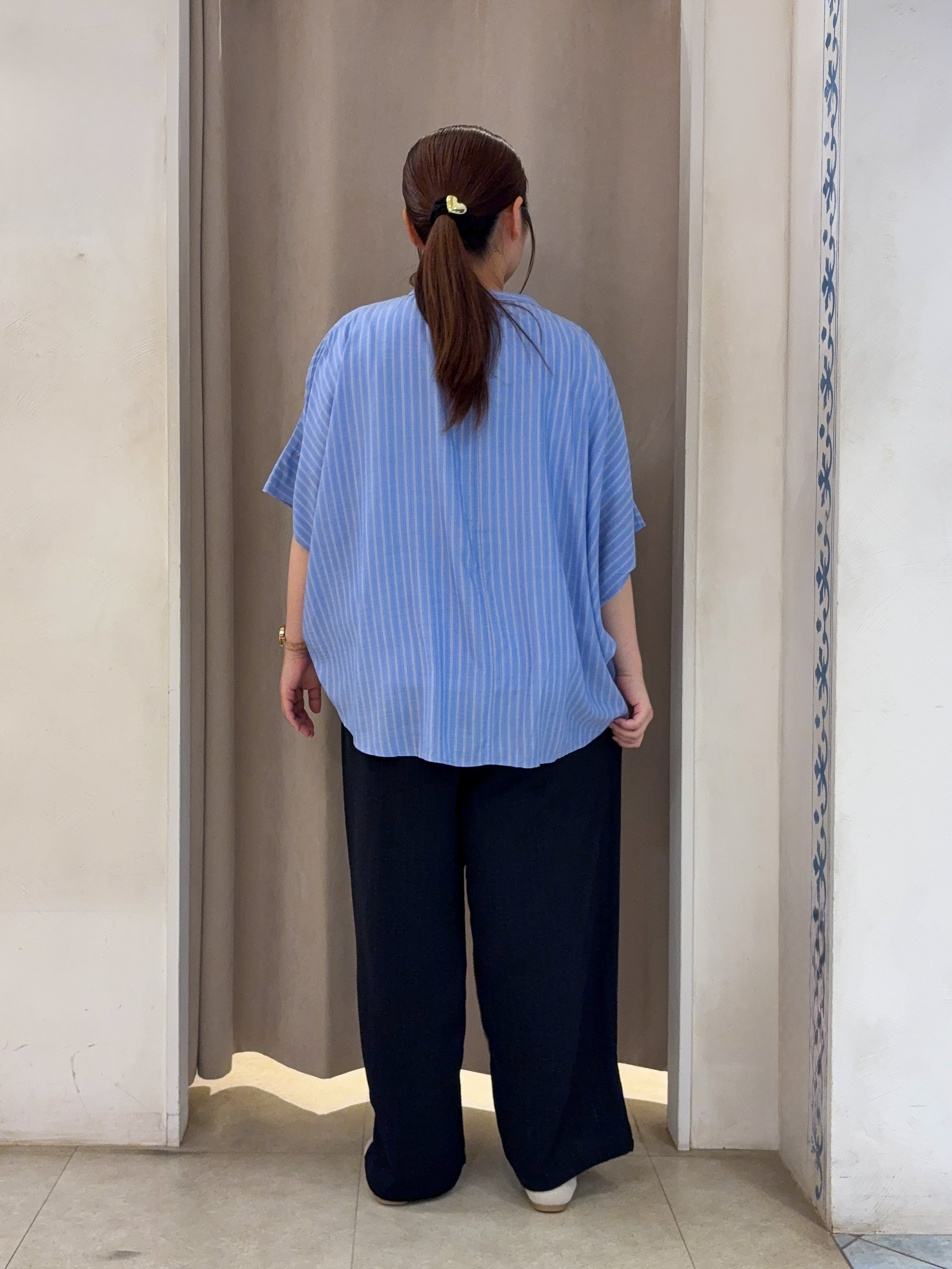SO(R)Aさんの「SHOO･LA･RUE｜【洗濯機可/体型カバー】二の腕隠れる ゆるっとドルマンバンドカラーシャツ」を使ったコーディネート