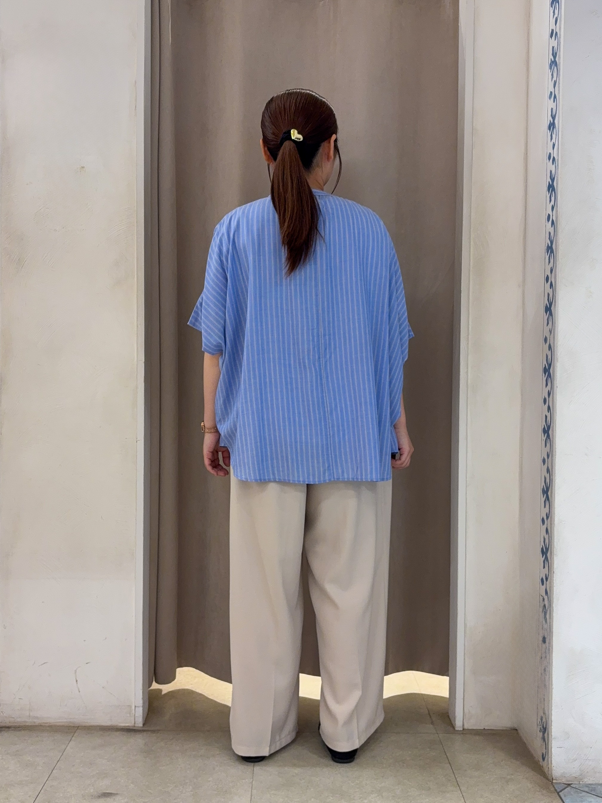 SO(R)Aさんの「SHOO･LA･RUE｜【洗濯機可/体型カバー】二の腕隠れる ゆるっとドルマンバンドカラーシャツ」を使ったコーディネート