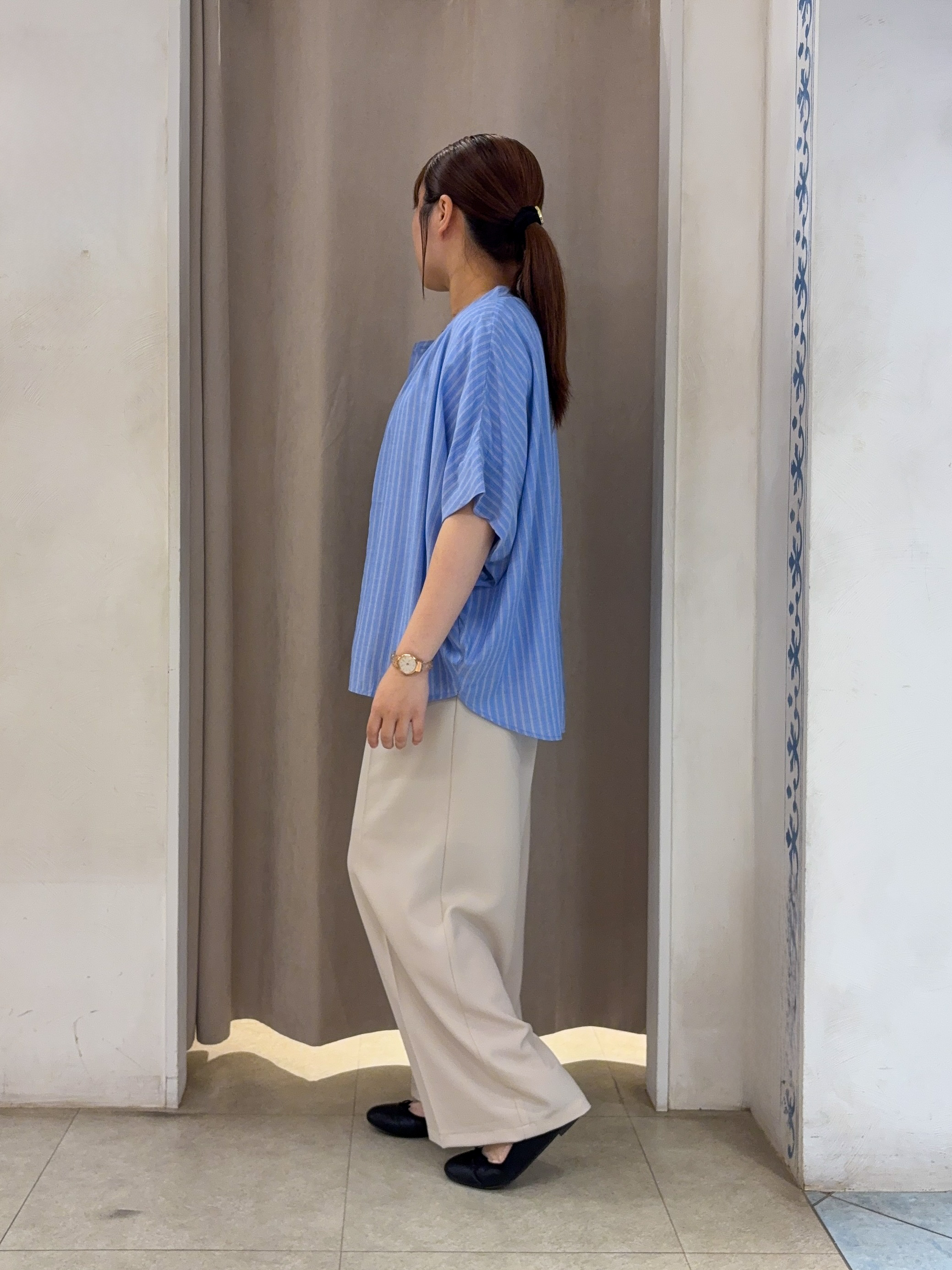 SO(R)Aさんの「SHOO･LA･RUE｜【洗濯機可/体型カバー】二の腕隠れる ゆるっとドルマンバンドカラーシャツ」を使ったコーディネート