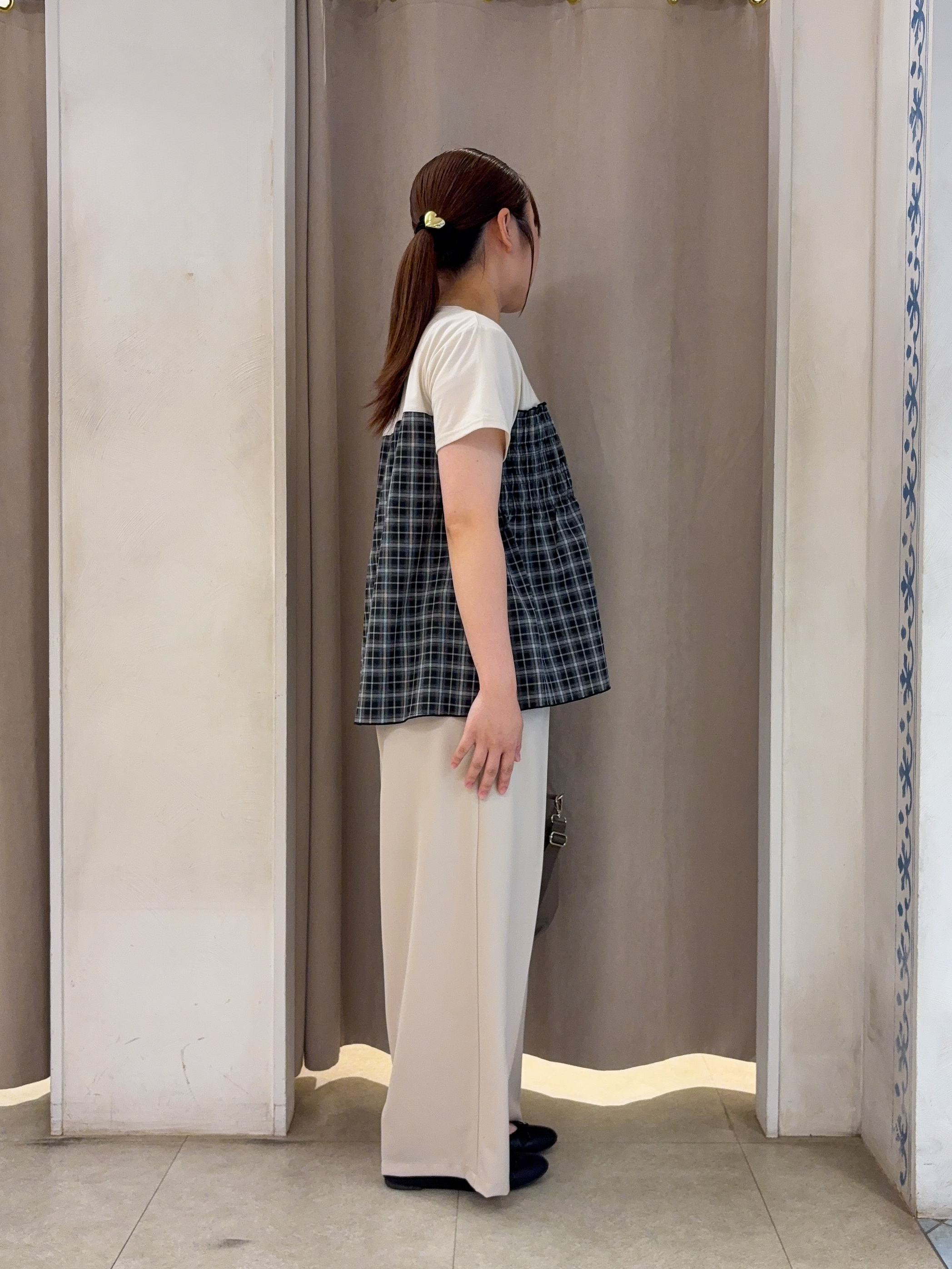 SO(R)Aさんの「SHOO･LA･RUE｜【S-LL/洗濯機可/体型カバー】インせずサマ見え ビスチェ風異素材ドッキングTシャツ」を使ったコーディネート