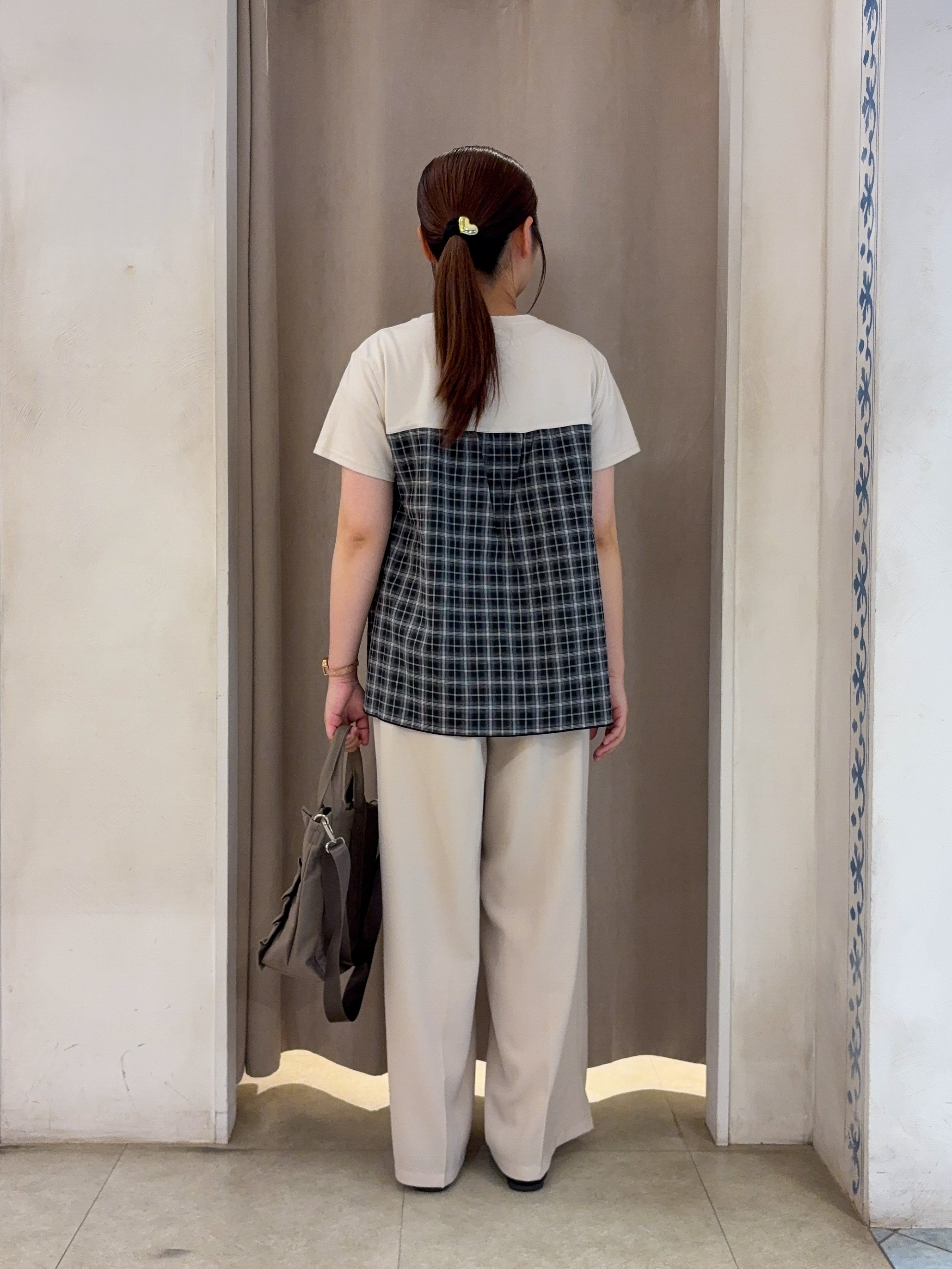 SO(R)Aさんの「SHOO･LA･RUE｜【S-LL/洗濯機可/体型カバー】インせずサマ見え ビスチェ風異素材ドッキングTシャツ」を使ったコーディネート