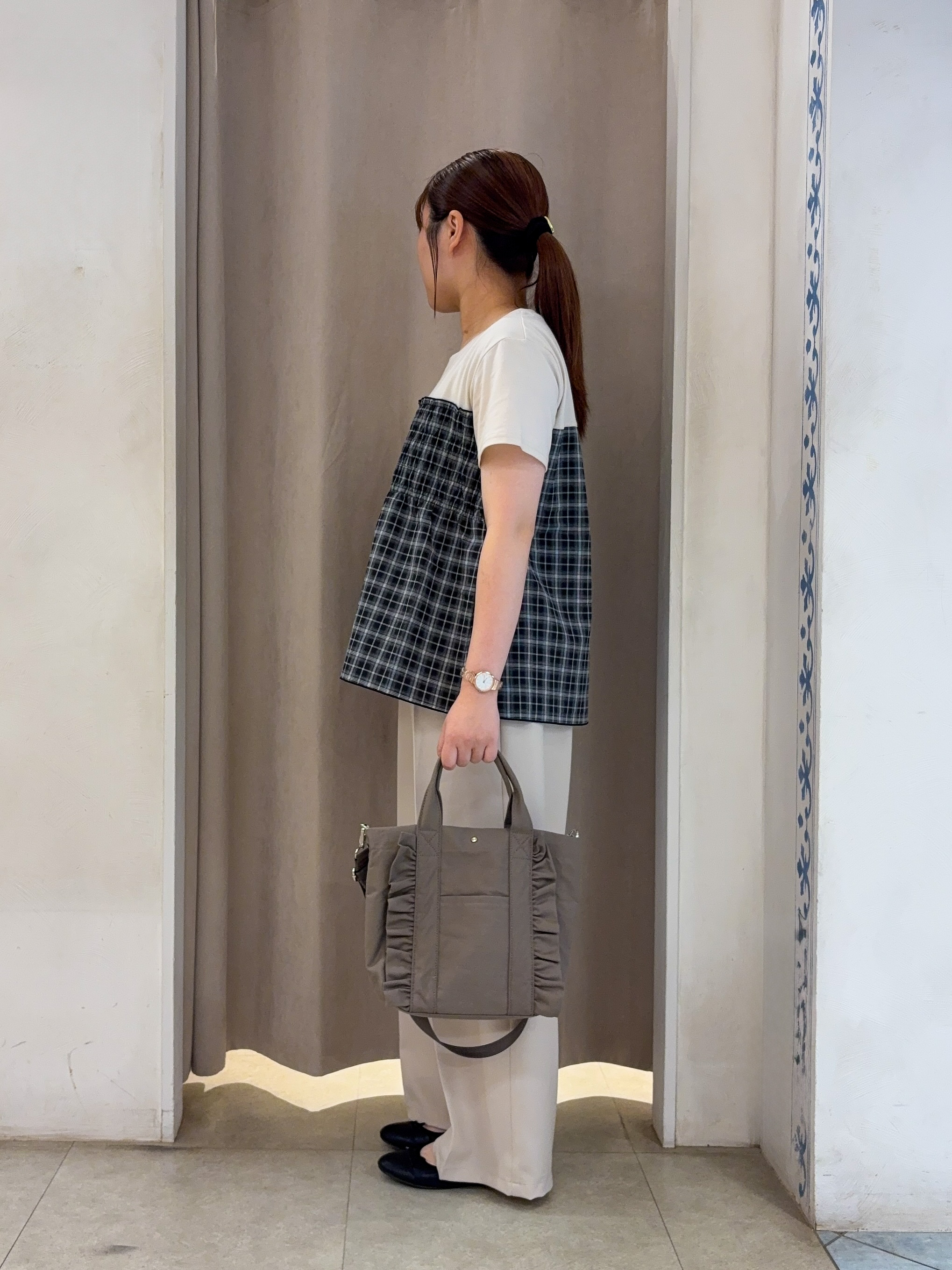 SO(R)Aさんの「SHOO･LA･RUE｜【S-LL/洗濯機可/体型カバー】インせずサマ見え ビスチェ風異素材ドッキングTシャツ」を使ったコーディネート