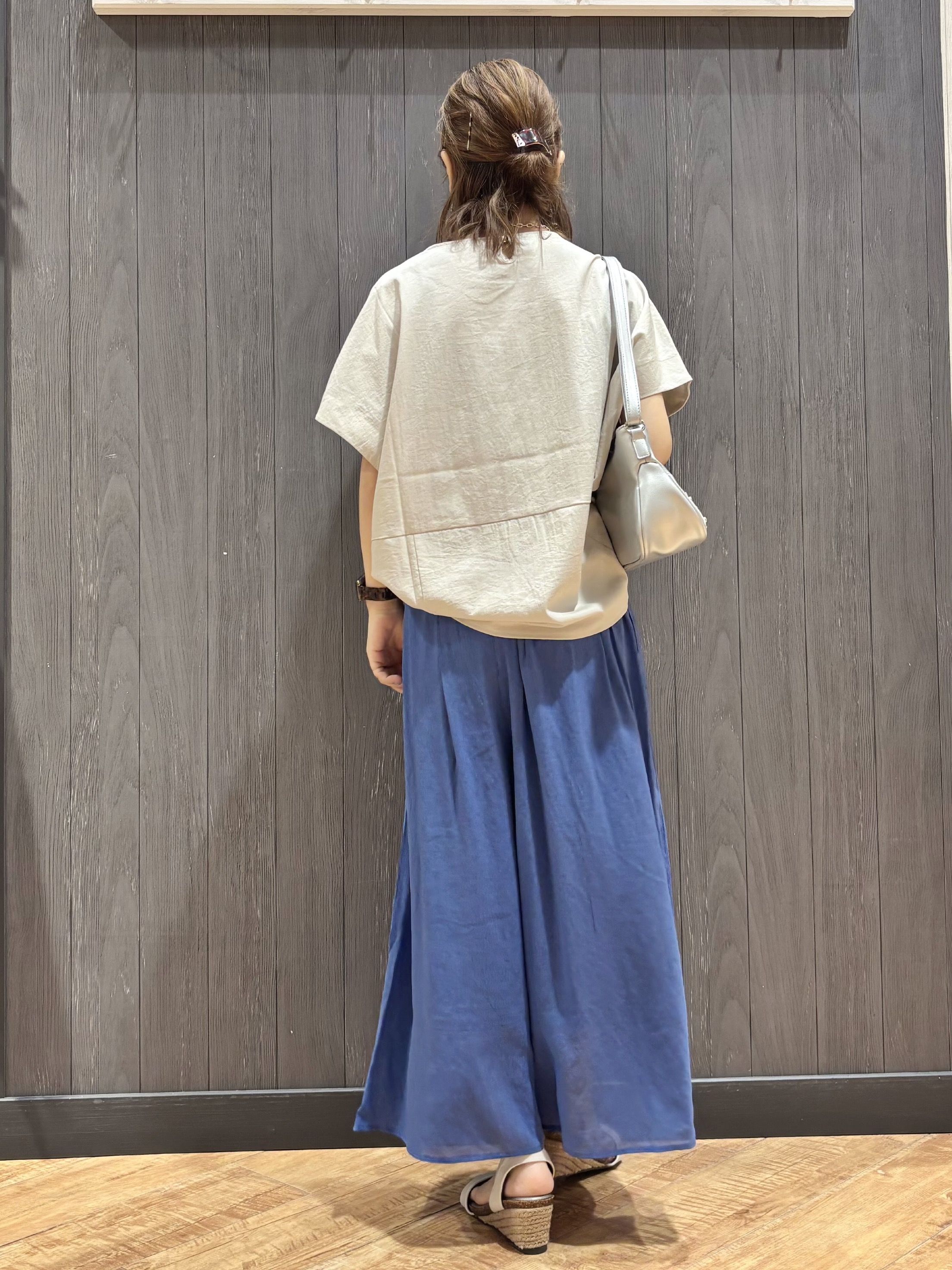 meiさんの「SHOO･LA･RUE｜【洗濯機可/セットアップ可】軽凛(かろりん) シンプル上品 切替コクーントップス」を使ったコーディネート