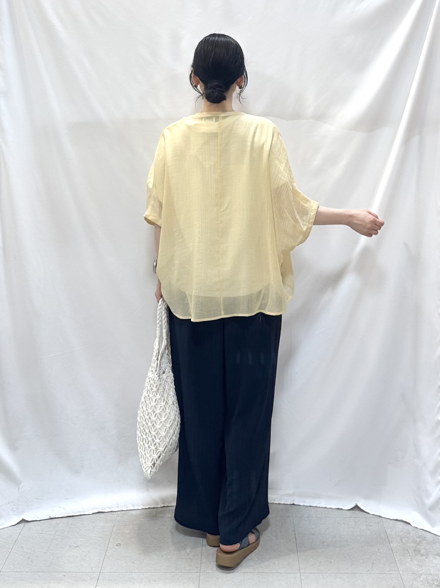 𝐇𝐢𝐫𝐨𝐦𝐢さんの「SHOO･LA･RUE｜【洗濯機可/選べる6色】程よいシアー感が涼し気 ゆったりワッシャードルマンブラウス」を使ったコーディネート