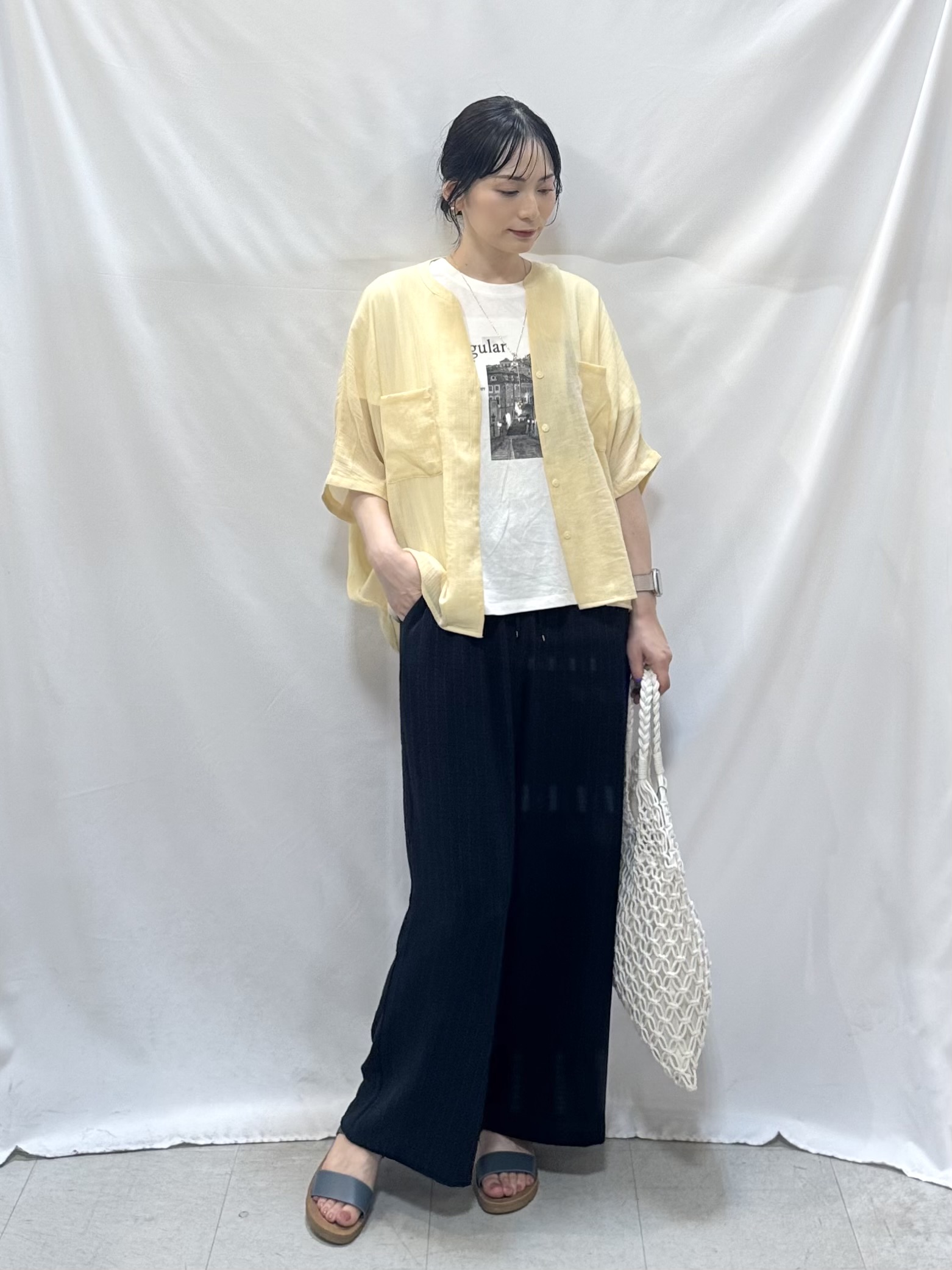 𝐇𝐢𝐫𝐨𝐦𝐢さんの「SHOO･LA･RUE｜【洗濯機可/選べる6色】程よいシアー感が涼し気 ゆったりワッシャードルマンブラウス」を使ったコーディネート