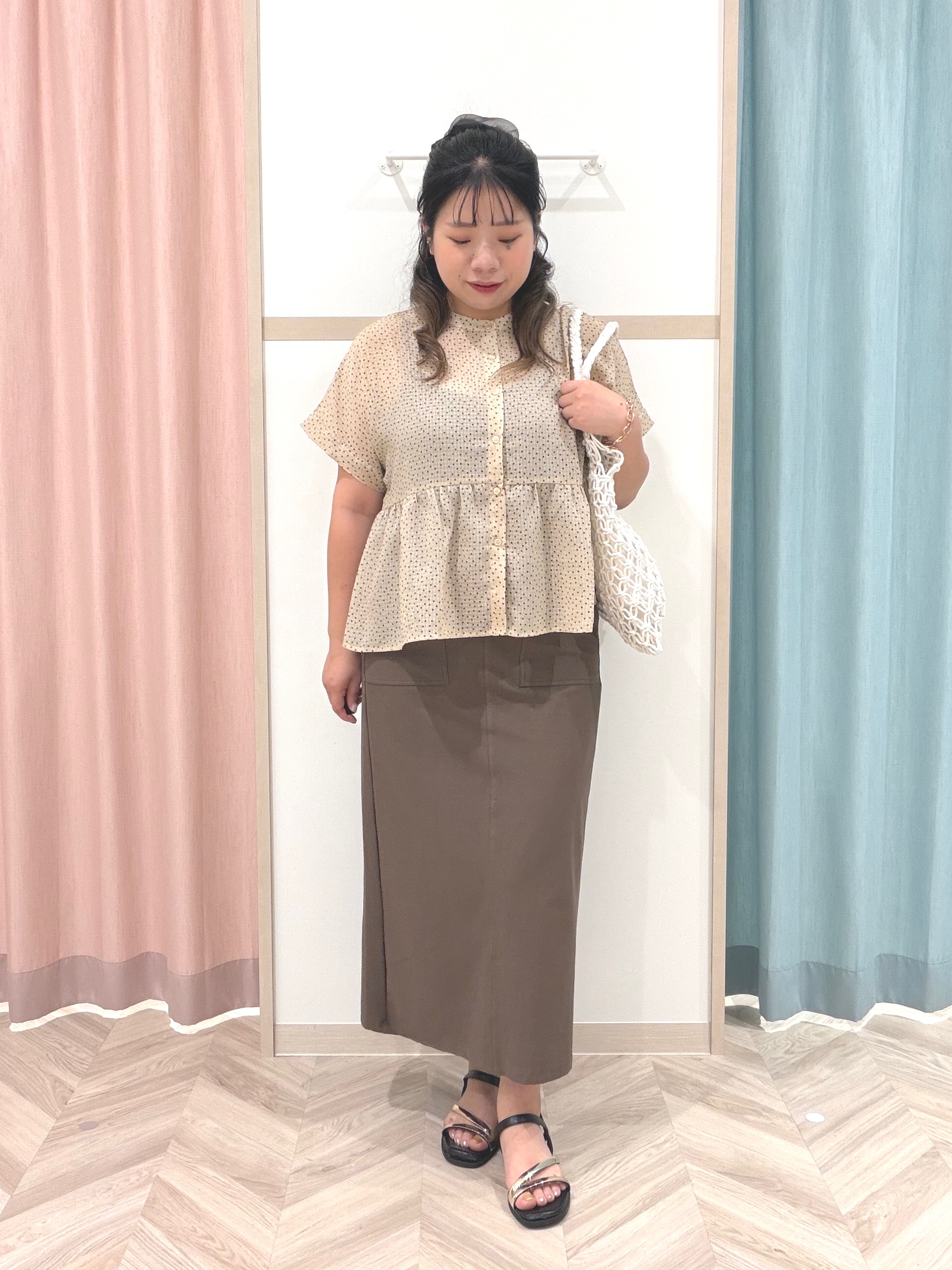 まちゃんなちゃんさんの「SHOO･LA･RUE｜【体型カバー/洗濯機可】二の腕とお腹周りが隠せる シアーペプラムブラウス」を使ったコーディネート