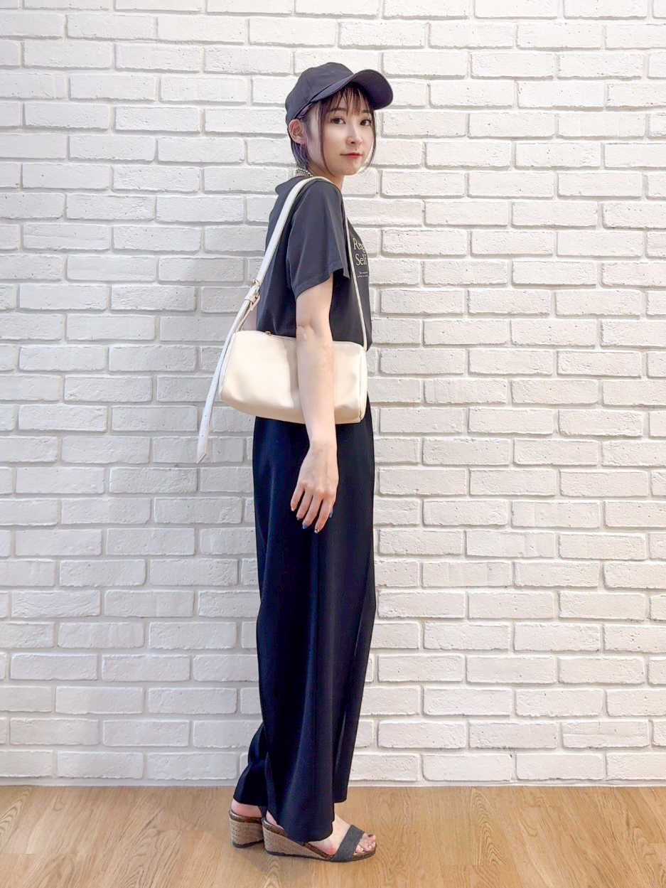 𝐜𝐡𝐢𝐤𝐚さんの「SHOO･LA･RUE｜【S-LL/洗濯機可】大人のベーシックカラープリントTシャツ」を使ったコーディネート