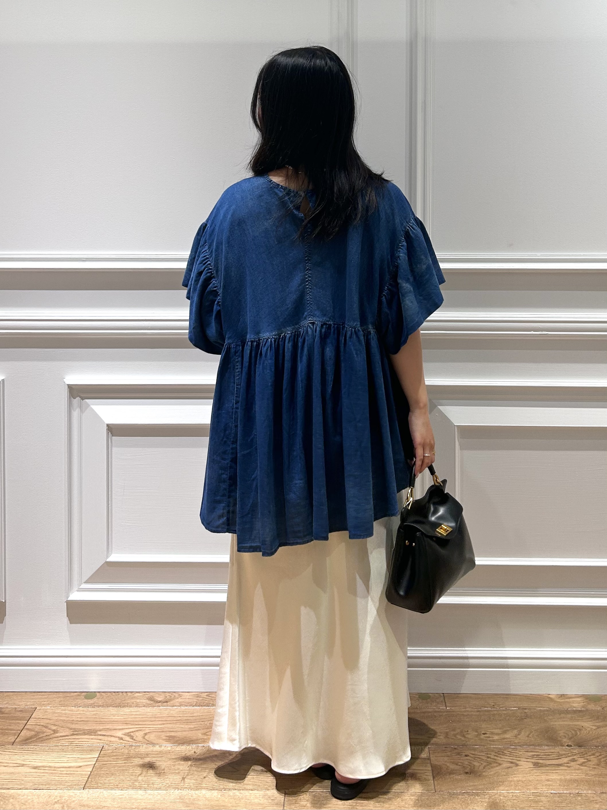 とりみさんの「DRESSTERIOR｜【涼しく着映え】シアーデニムAラインブラウス」を使ったコーディネート