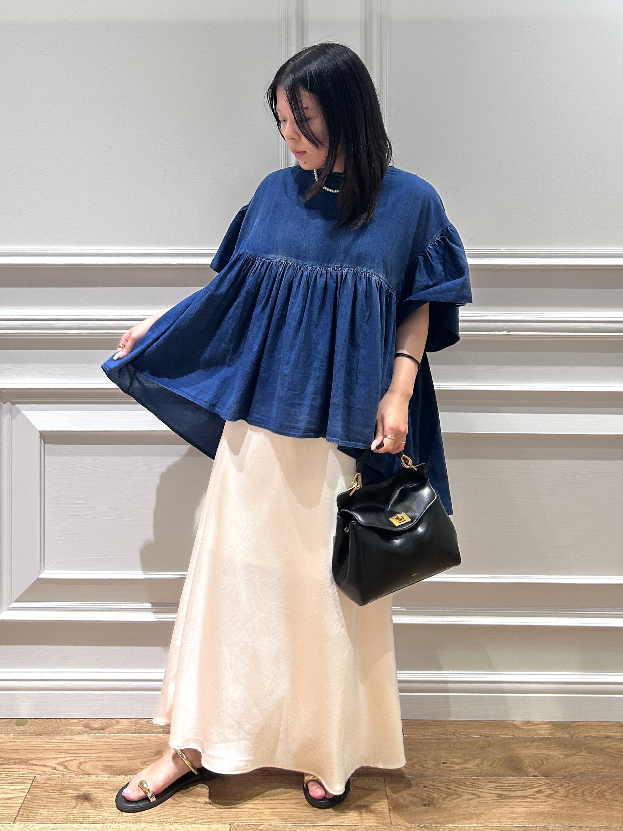 とりみさんの「DRESSTERIOR｜【涼しく着映え】シアーデニムAラインブラウス」を使ったコーディネート