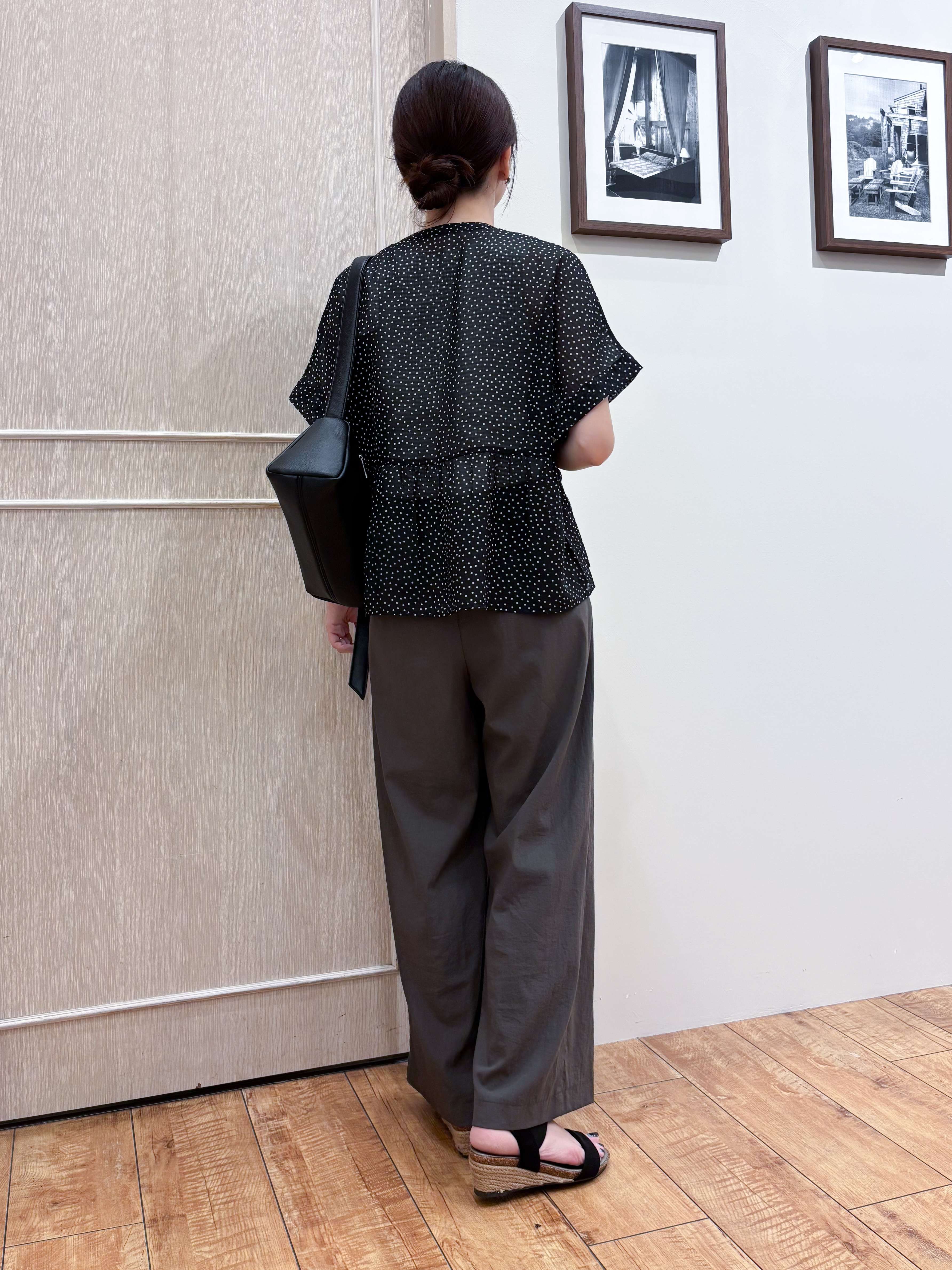 なみさんの「SHOO･LA･RUE｜【体型カバー/洗濯機可】二の腕とお腹周りが隠せる シアーペプラムブラウス」を使ったコーディネート