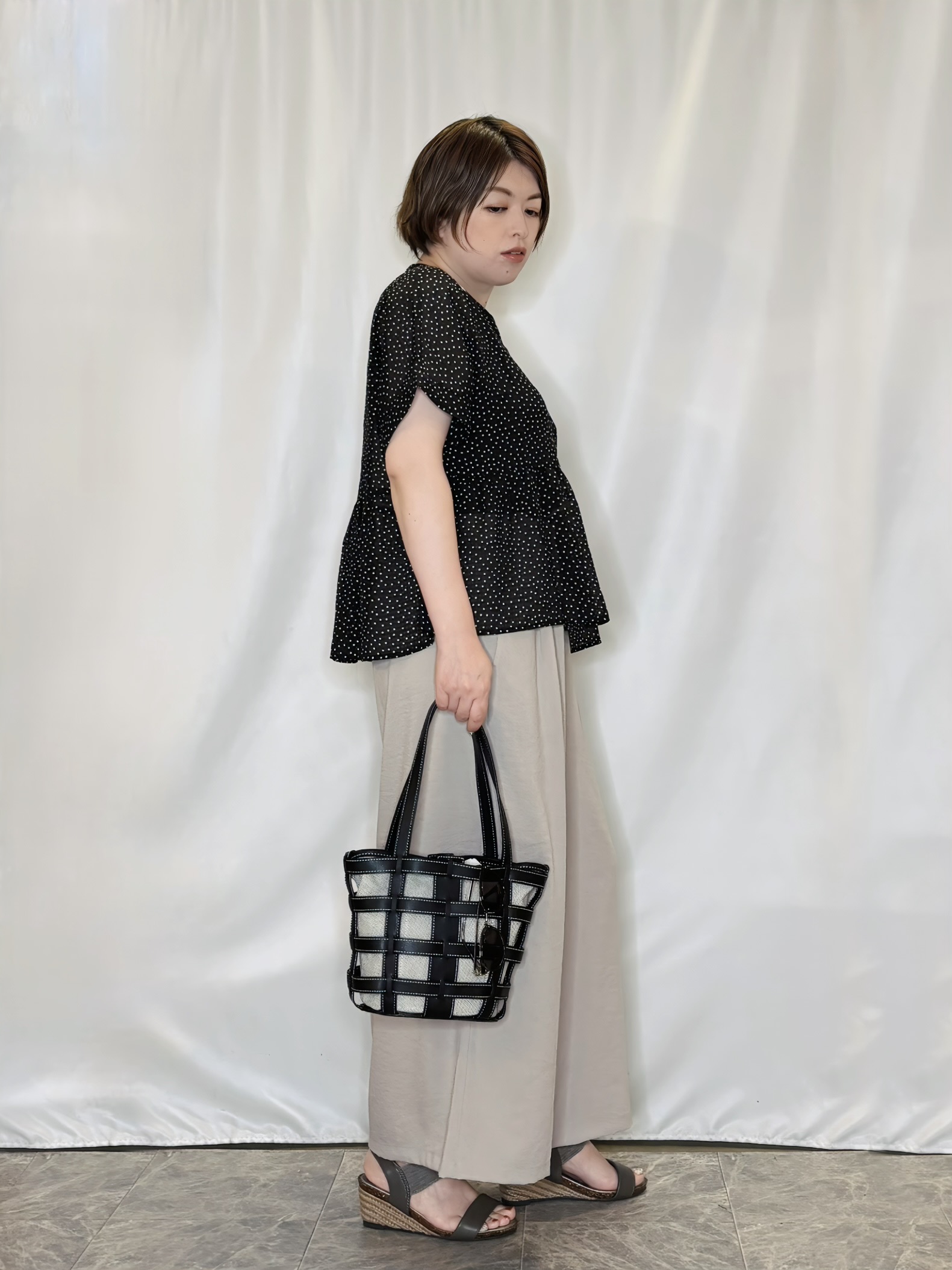 たみさんの「SHOO･LA･RUE｜【体型カバー/洗濯機可】二の腕とお腹周りが隠せる シアーペプラムブラウス」を使ったコーディネート