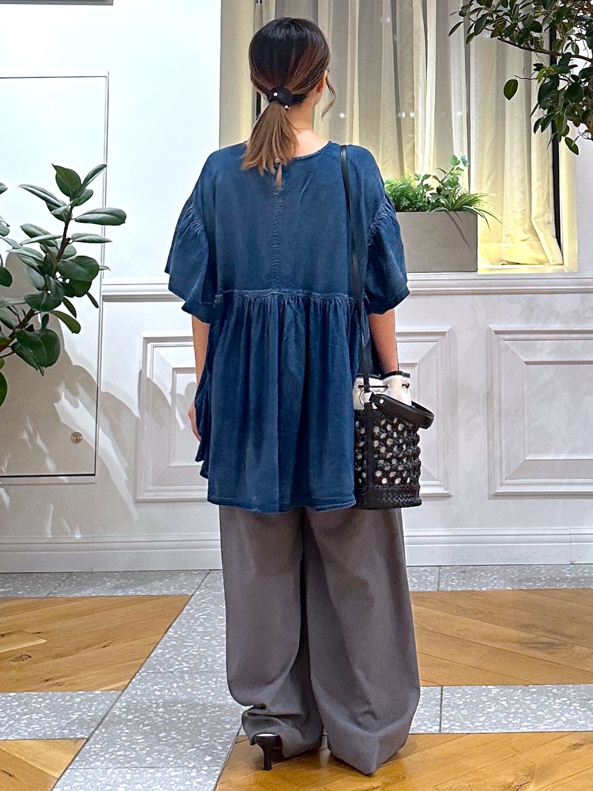 なべこさんの「DRESSTERIOR｜【涼しく着映え】シアーデニムAラインブラウス」を使ったコーディネート
