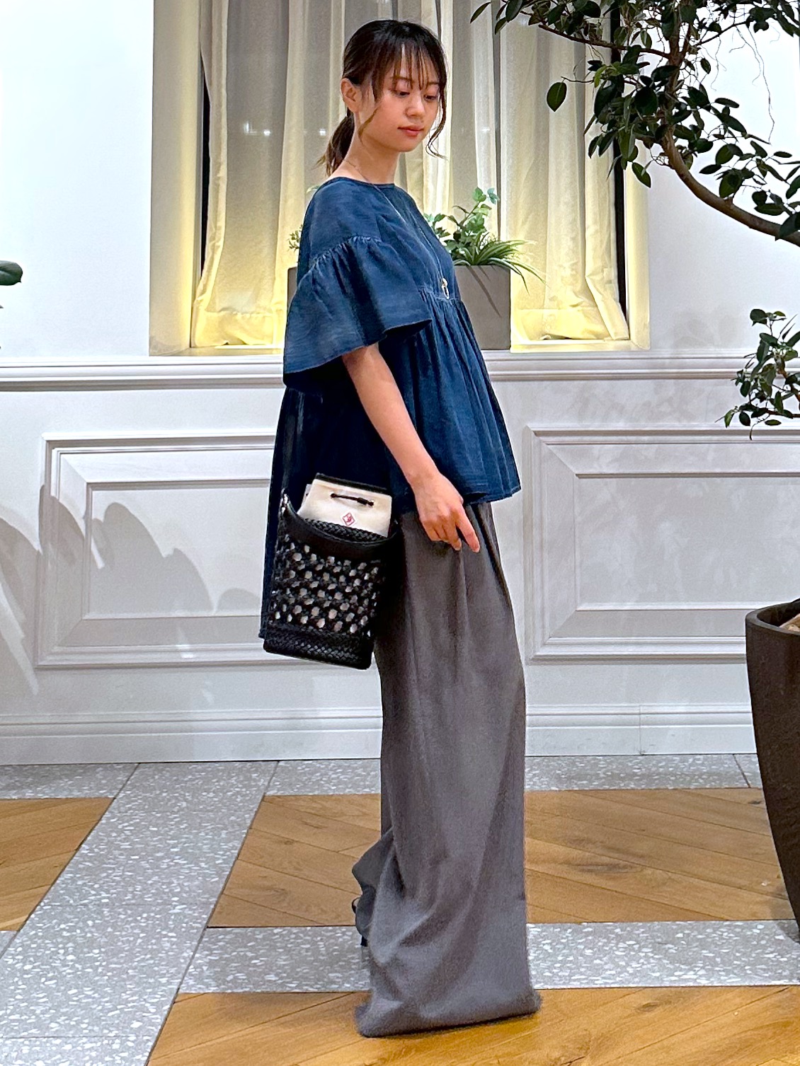 なべこさんの「DRESSTERIOR｜【涼しく着映え】シアーデニムAラインブラウス」を使ったコーディネート