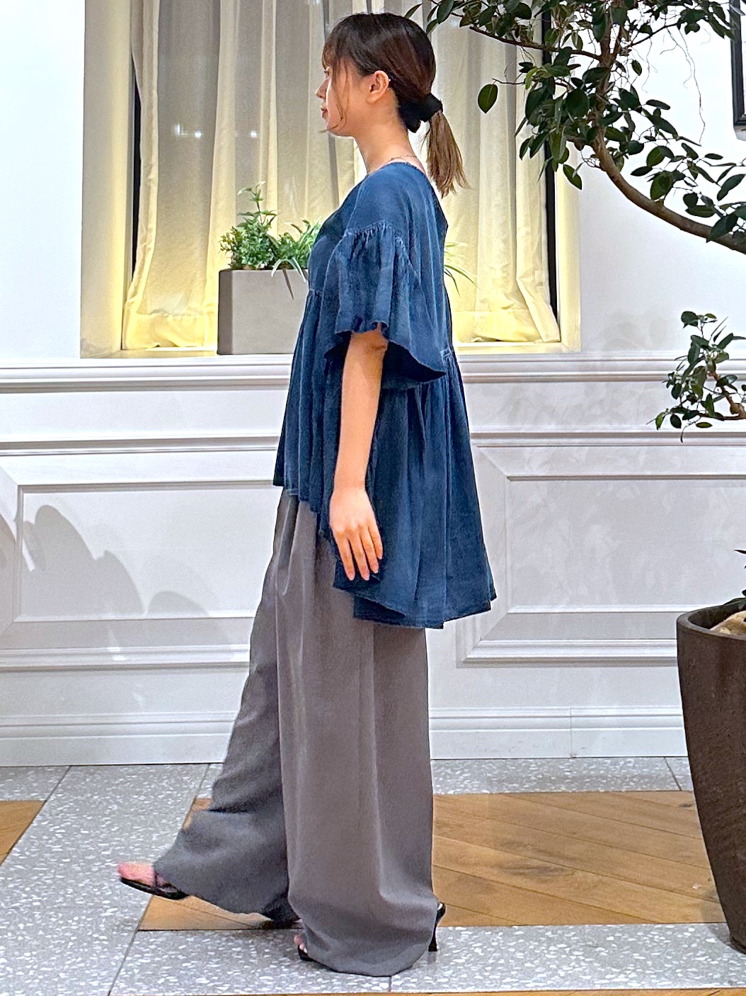 なべこさんの「DRESSTERIOR｜【涼しく着映え】シアーデニムAラインブラウス」を使ったコーディネート