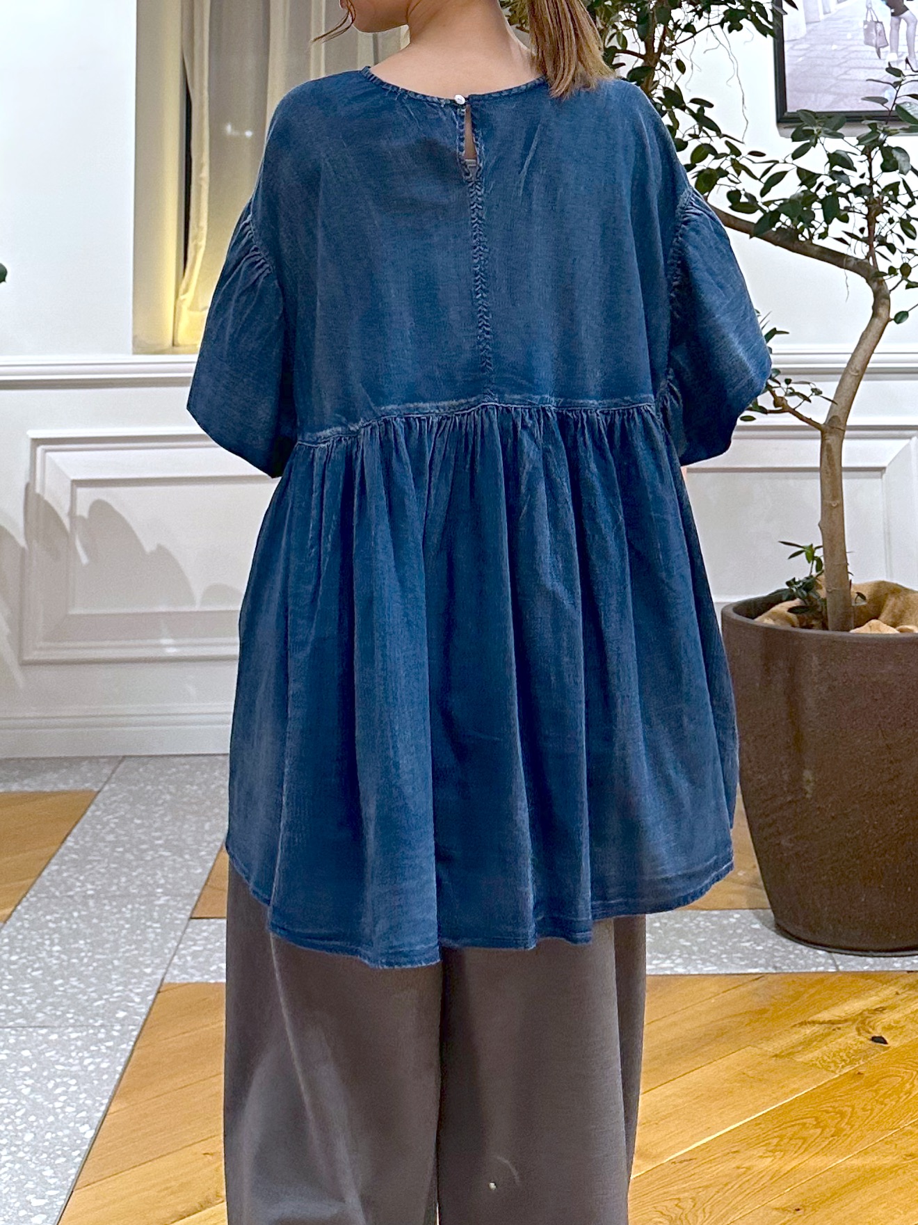 なべこさんの「DRESSTERIOR｜【涼しく着映え】シアーデニムAラインブラウス」を使ったコーディネート