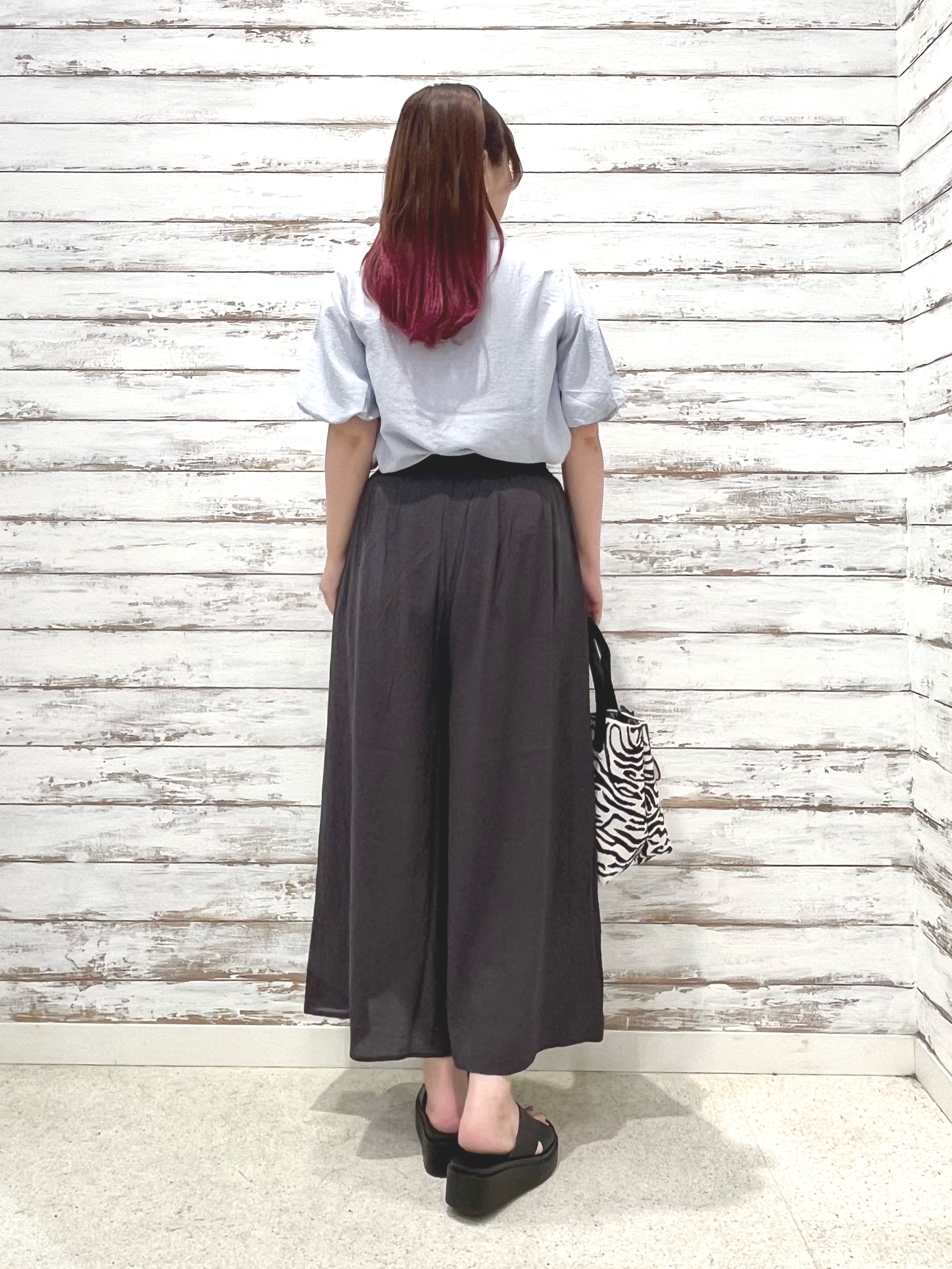 ゆっきーさんの「SHOO･LA･RUE｜【洗濯機可】バルーンスリーブで二の腕カバー キーネック5分袖ブラウス」を使ったコーディネート
