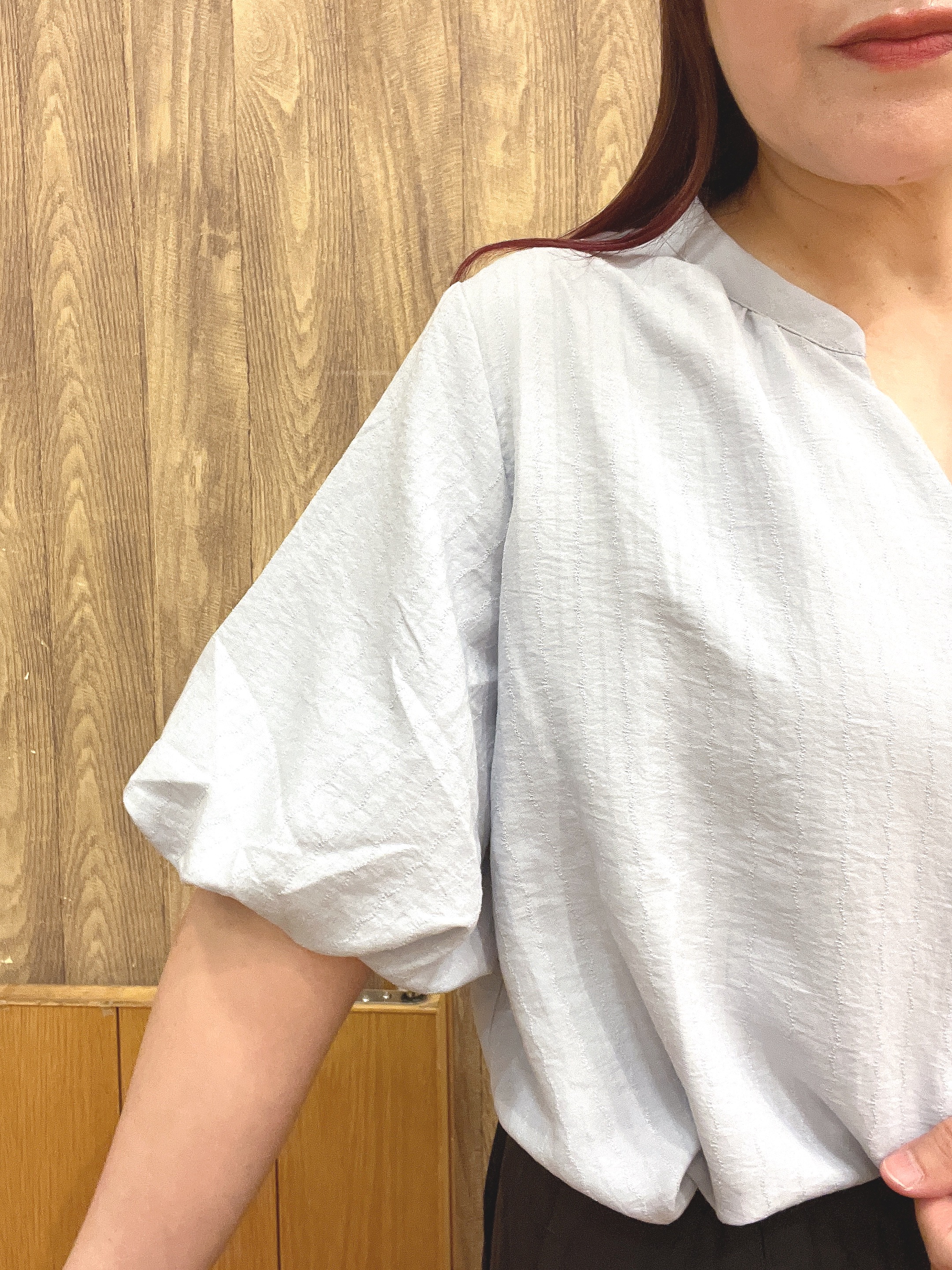 ゆっきーさんの「SHOO･LA･RUE｜【洗濯機可】バルーンスリーブで二の腕カバー キーネック5分袖ブラウス」を使ったコーディネート