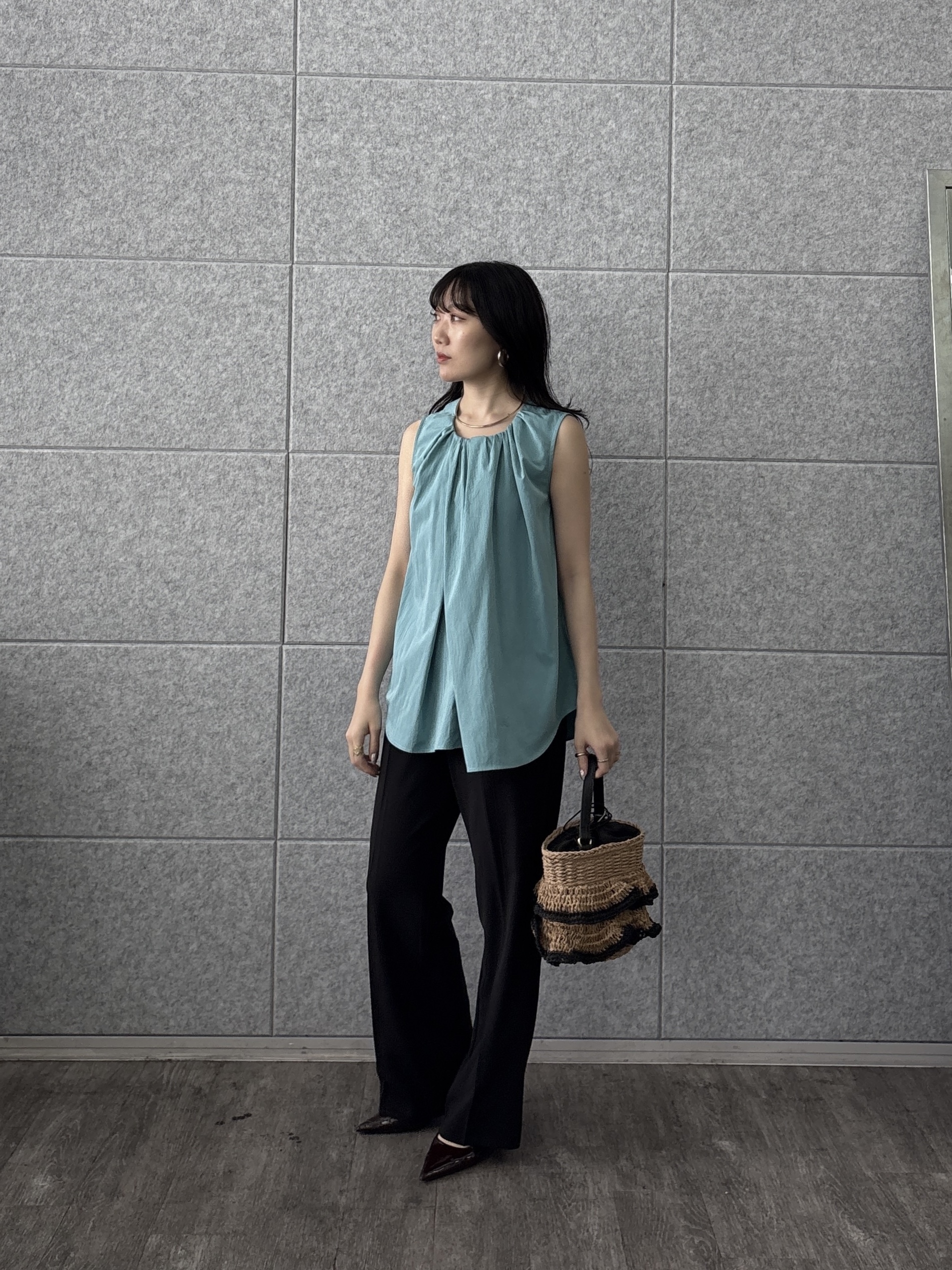 rinaさんの「INDIVI｜ボリュームタックスリーブレスブラウス」を使ったコーディネート