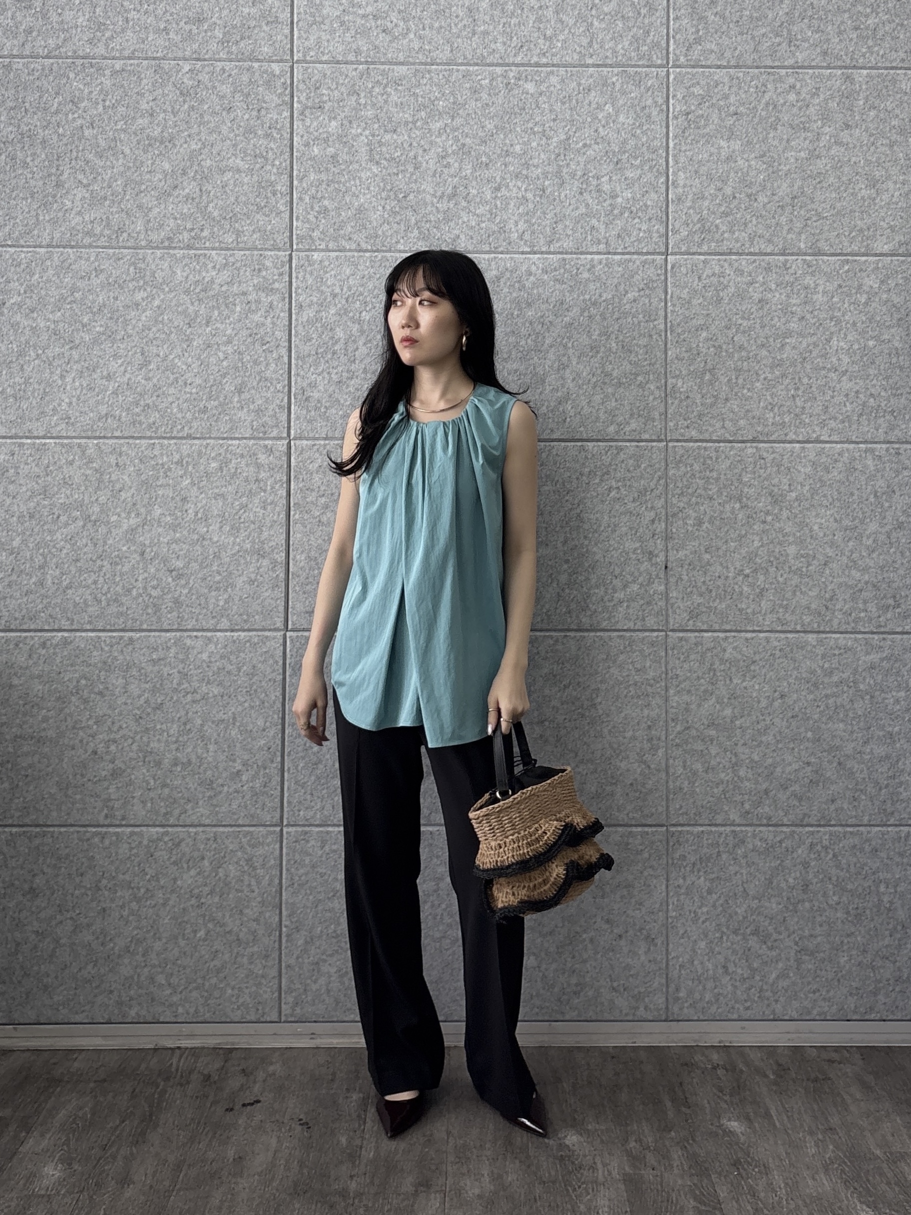 rinaさんの「INDIVI｜ボリュームタックスリーブレスブラウス」を使ったコーディネート