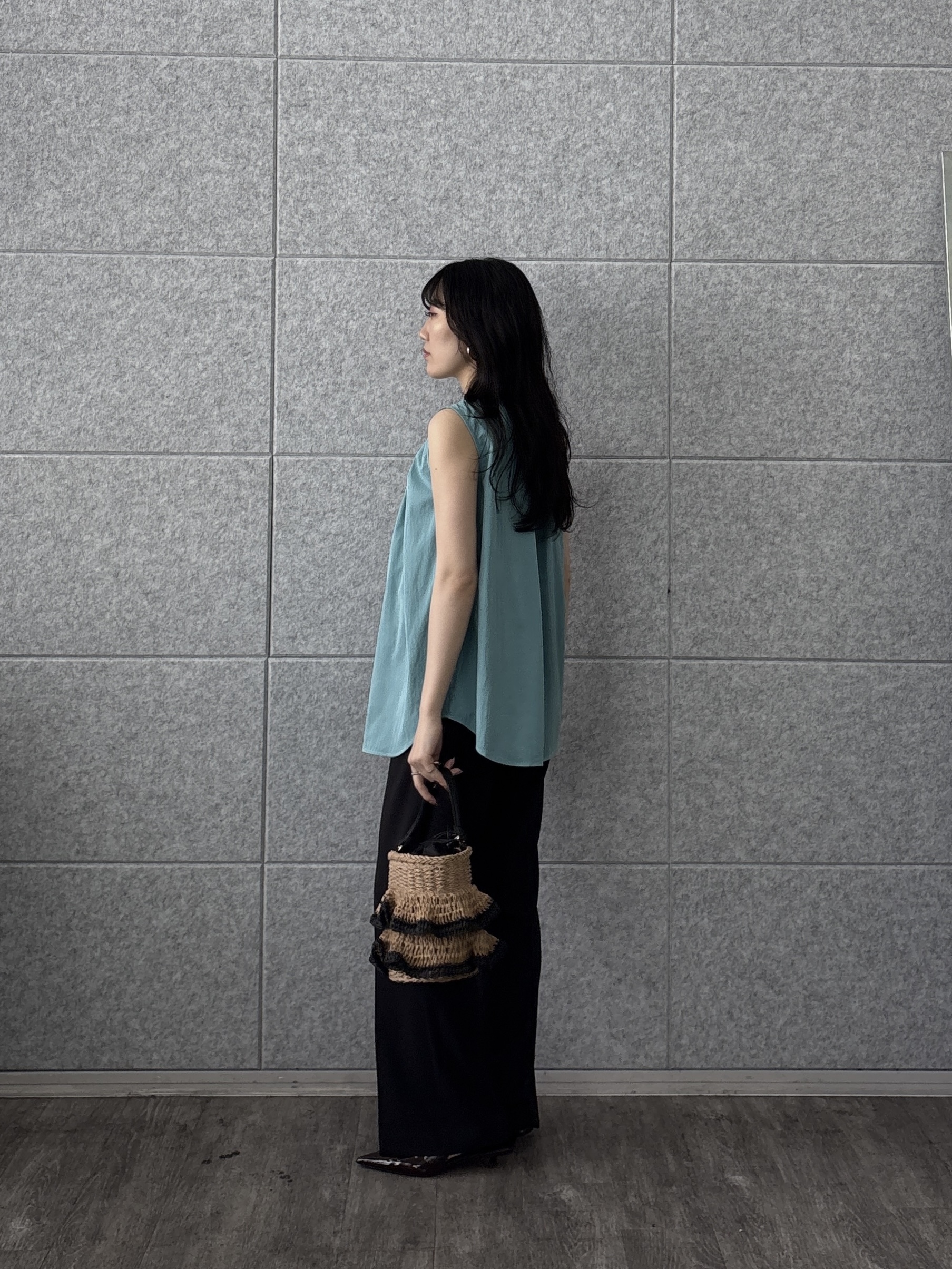 rinaさんの「INDIVI｜ボリュームタックスリーブレスブラウス」を使ったコーディネート