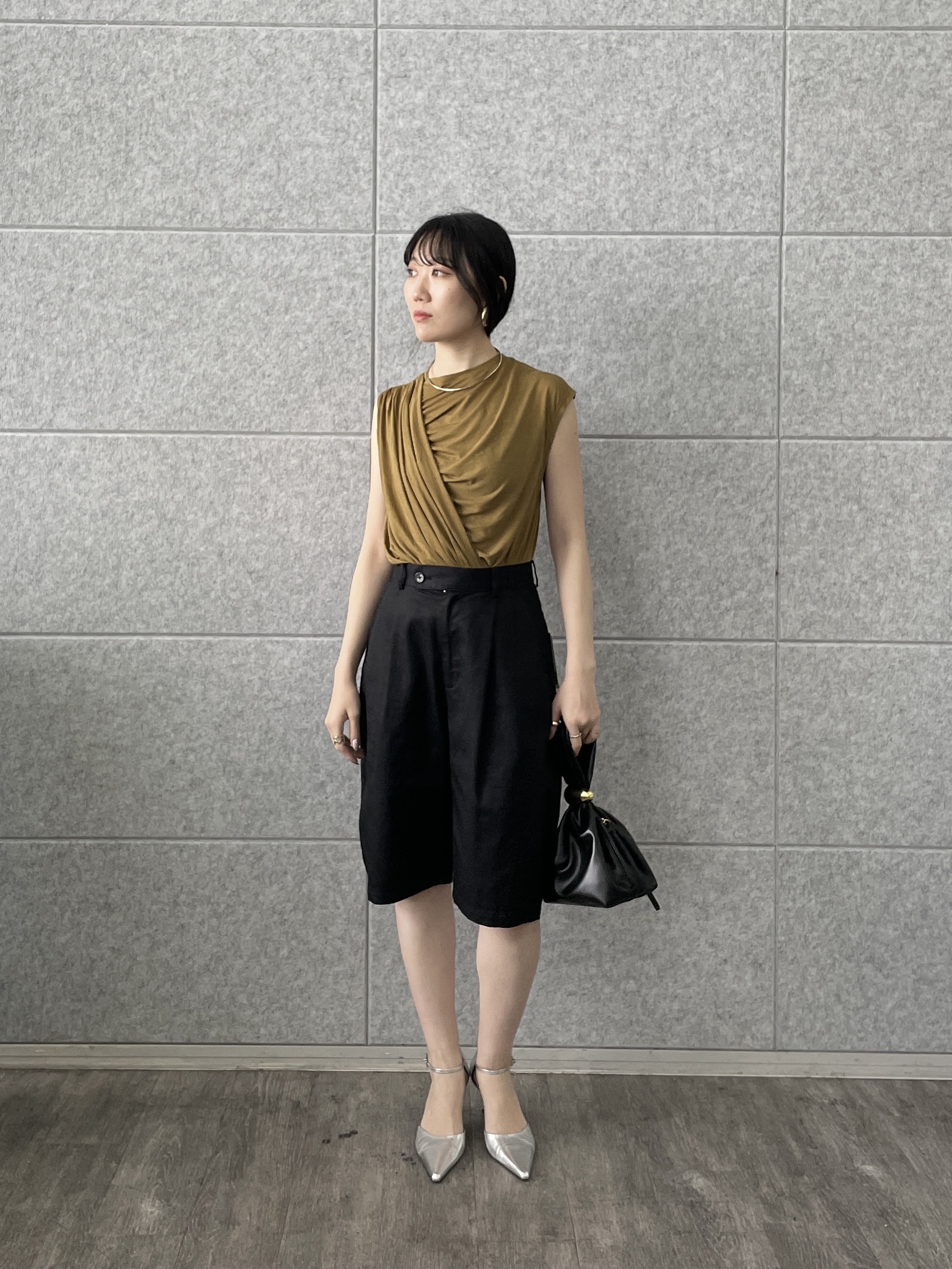 rinaさんの「INDIVI｜アシメドレープカットソー」を使ったコーディネート