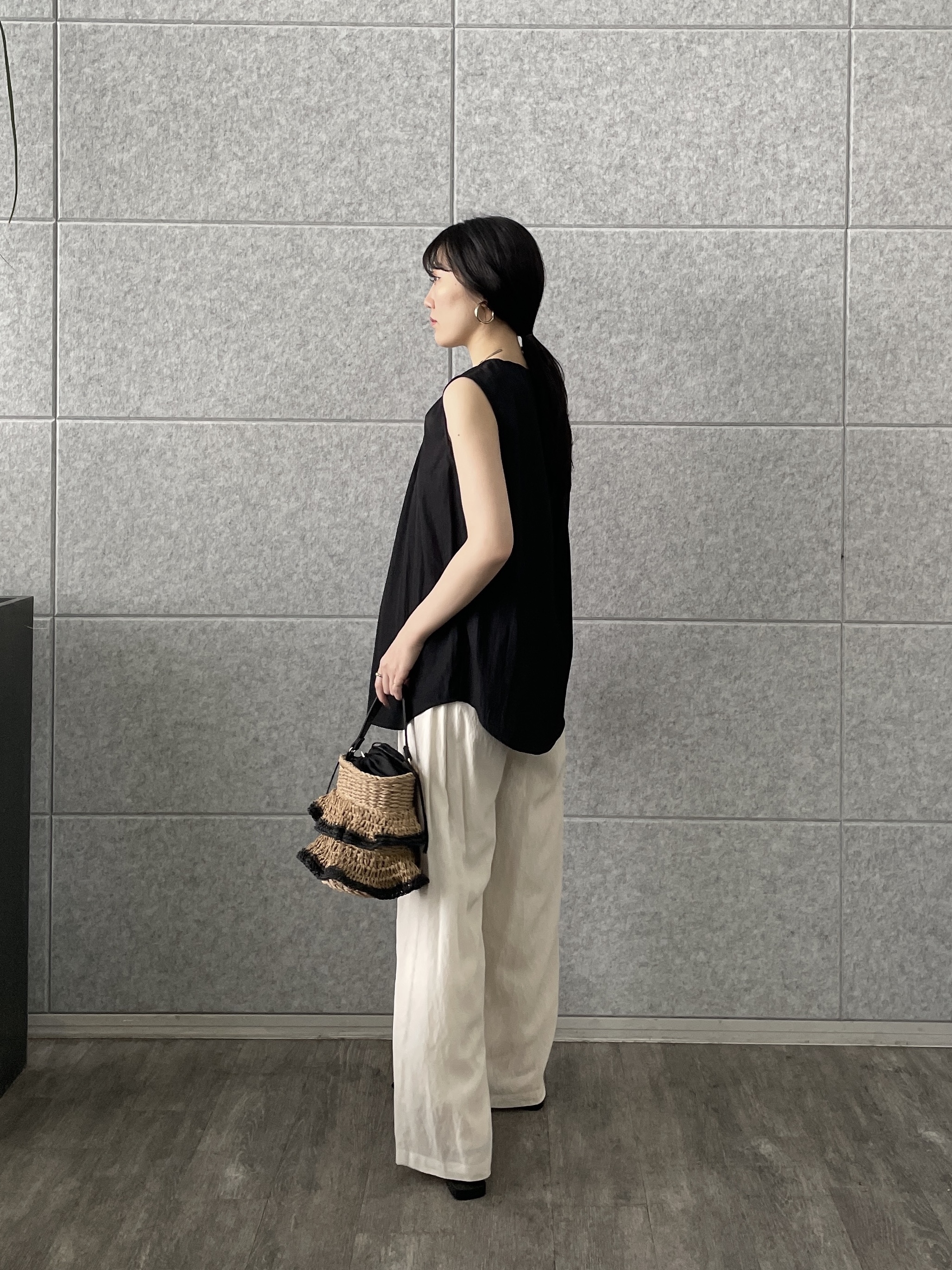 rinaさんの「INDIVI｜ボリュームタックスリーブレスブラウス」を使ったコーディネート