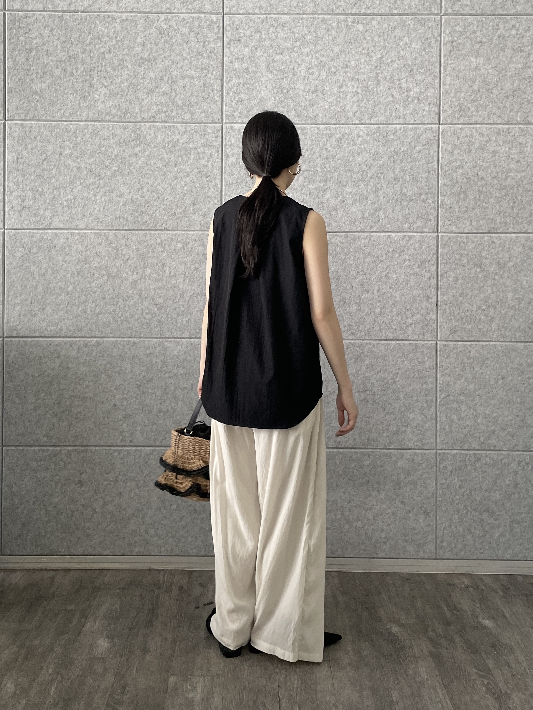rinaさんの「INDIVI｜ボリュームタックスリーブレスブラウス」を使ったコーディネート
