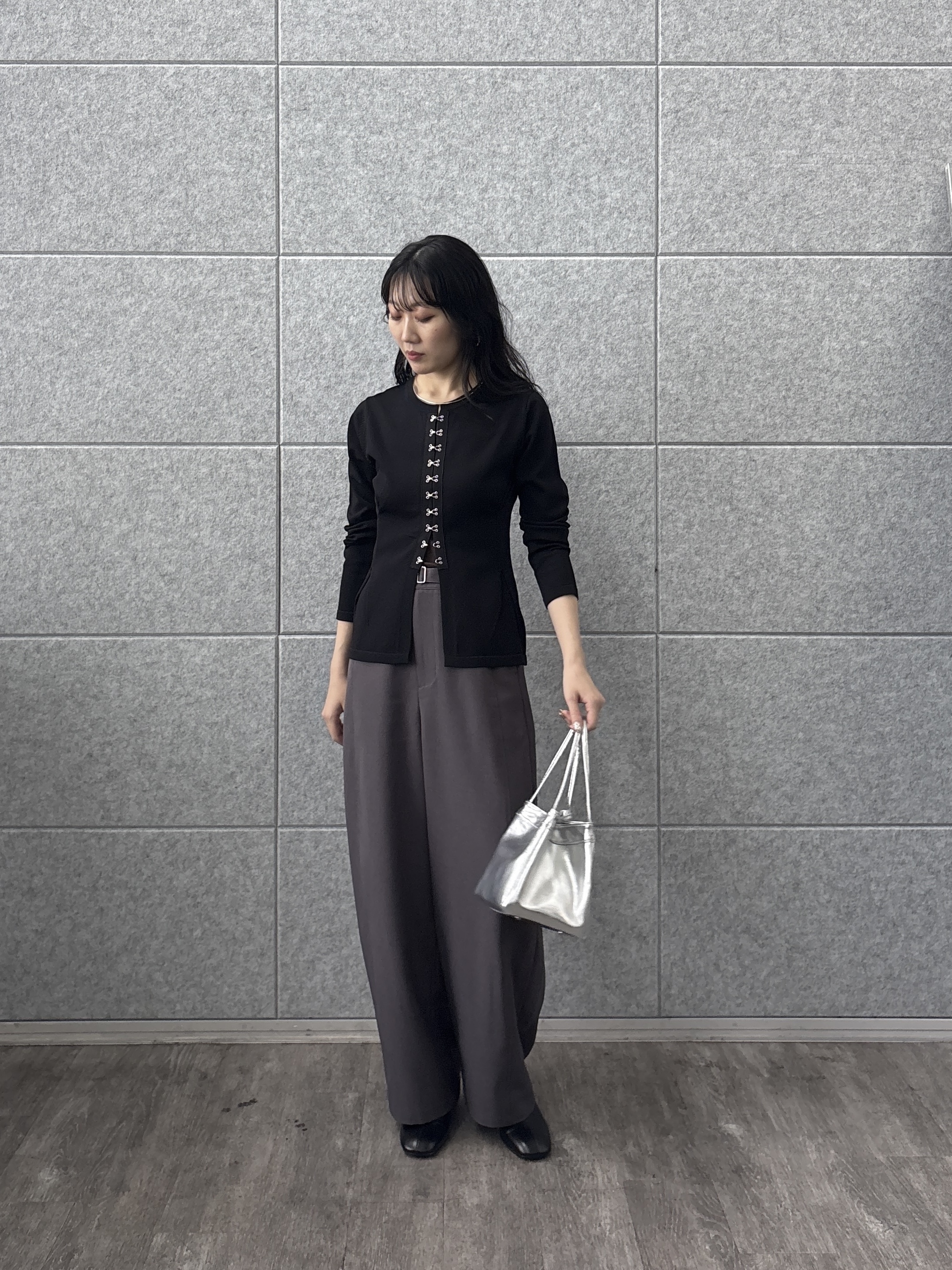 rinaさんの「INDIVI｜フロントホックコンパクトニットカーディガン」を使ったコーディネート