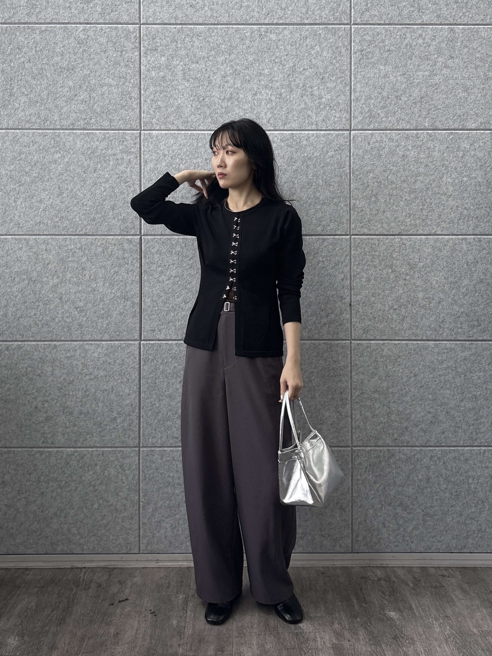 rinaさんの「INDIVI｜フロントホックコンパクトニットカーディガン」を使ったコーディネート