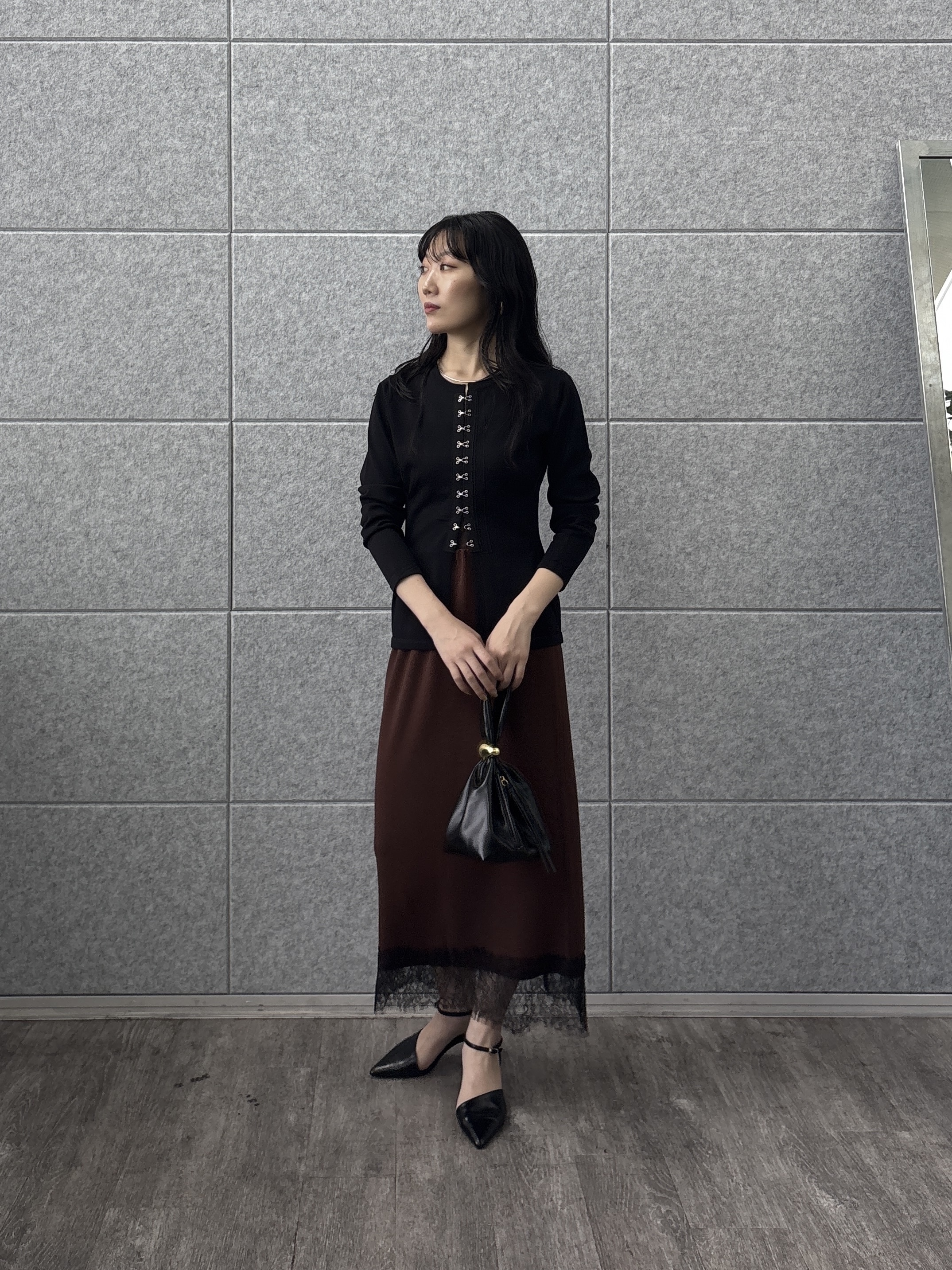 rinaさんの「INDIVI｜フロントホックコンパクトニットカーディガン」を使ったコーディネート