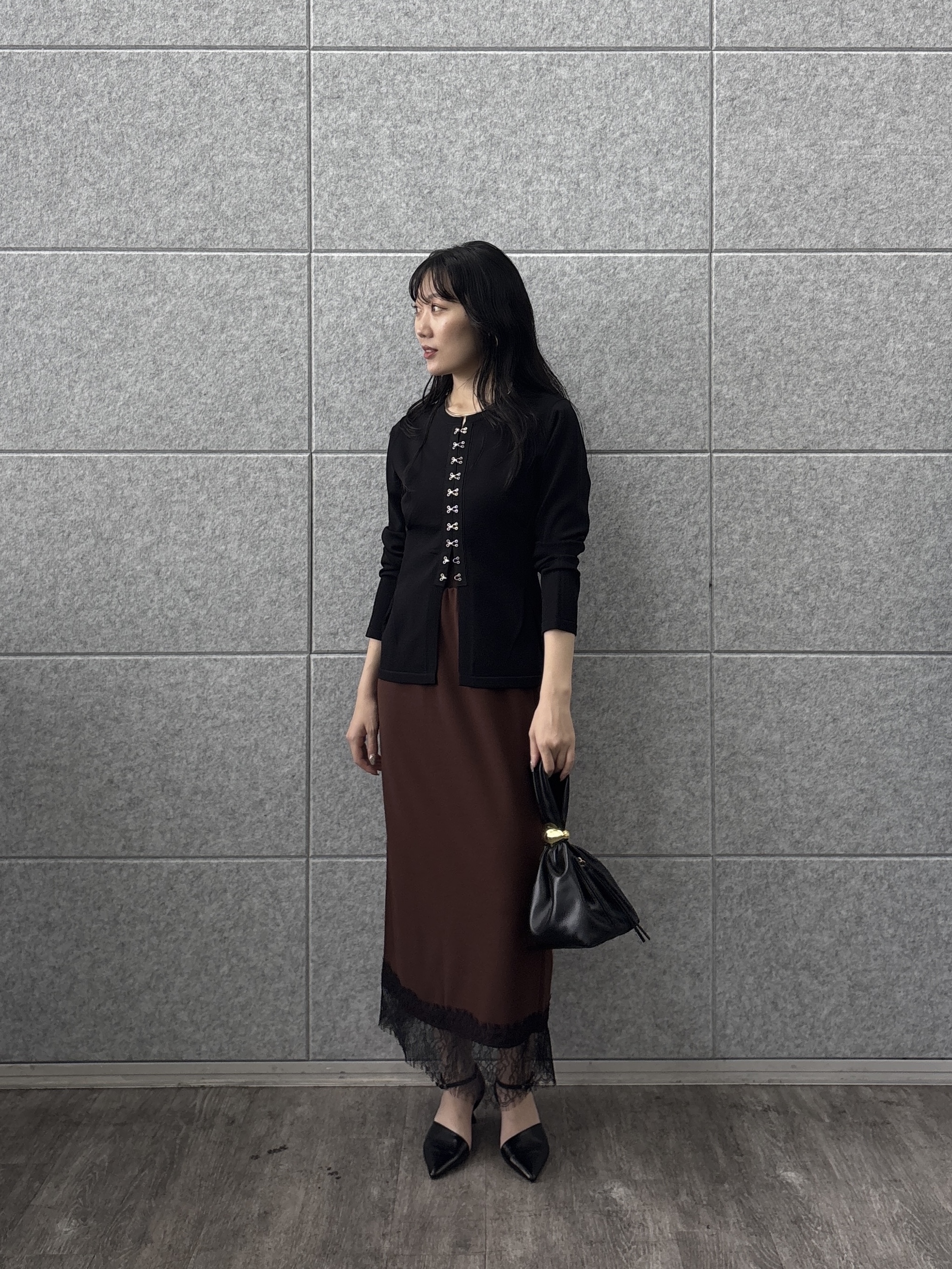 rinaさんの「INDIVI｜フロントホックコンパクトニットカーディガン」を使ったコーディネート