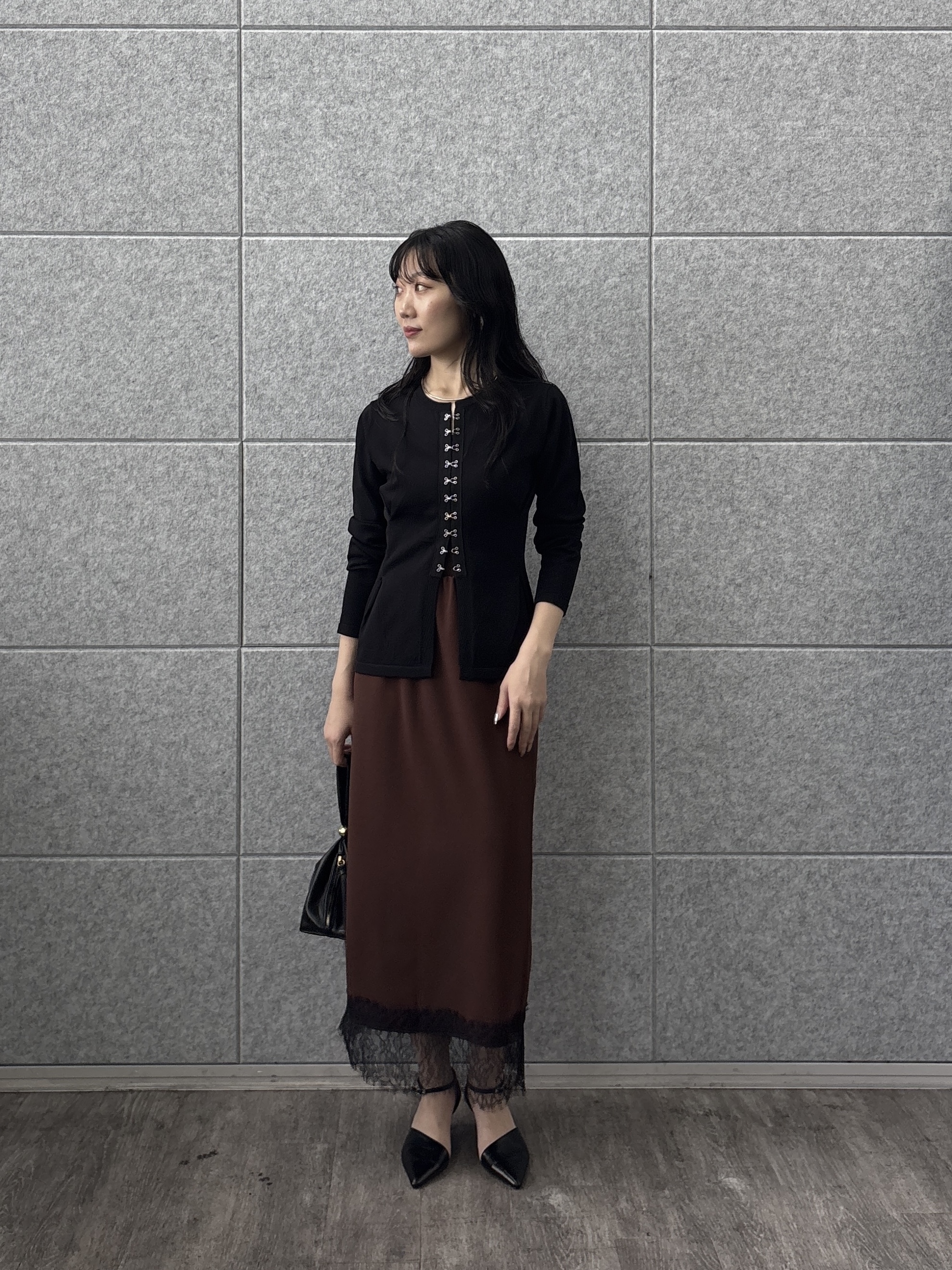 rinaさんの「INDIVI｜フロントホックコンパクトニットカーディガン」を使ったコーディネート