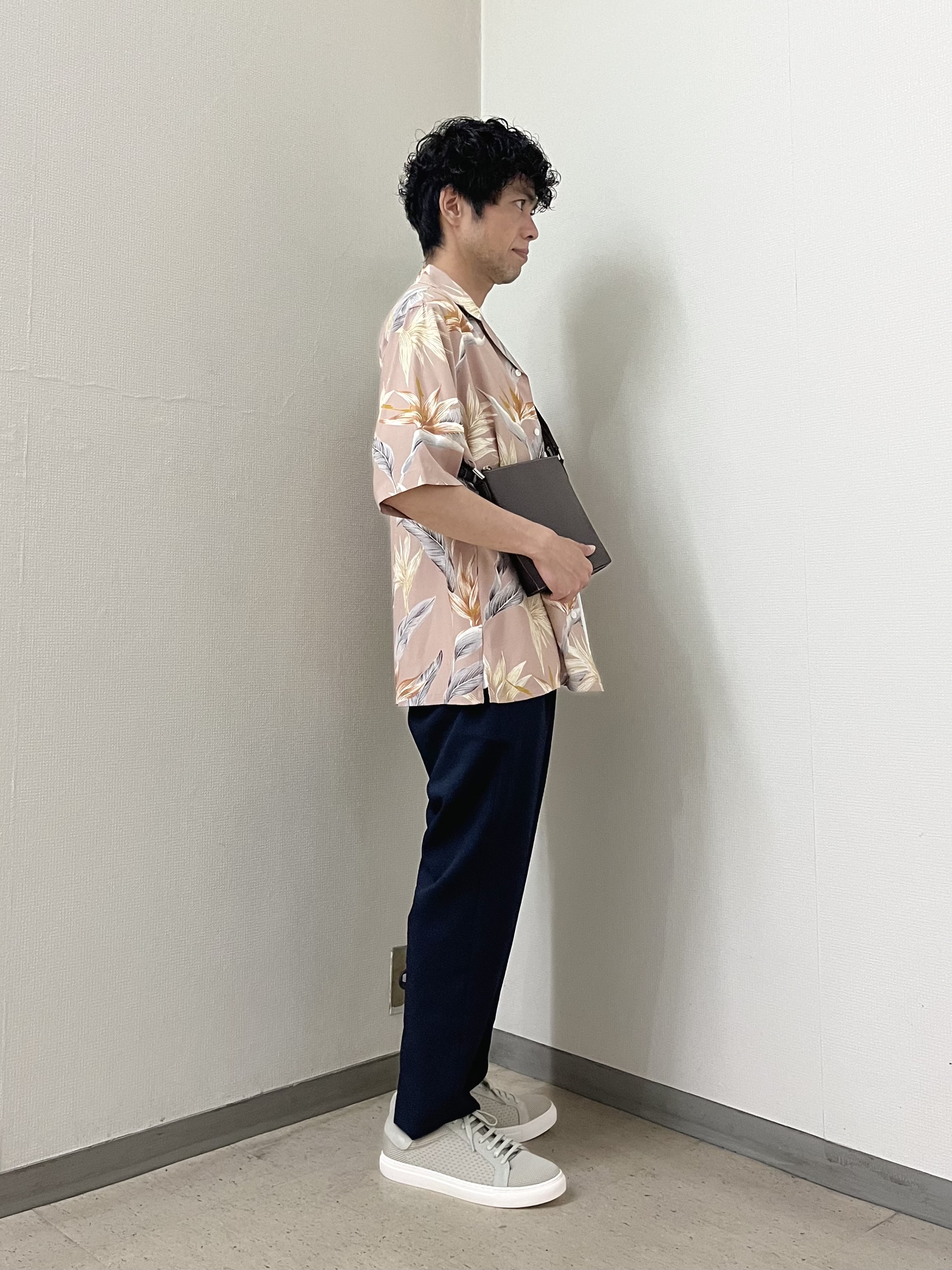 URAさんの「TAKEO KIKUCHI｜【BOWLER HAT LABEL】トロピカルフローラル レーヨンシャツ」を使ったコーディネート