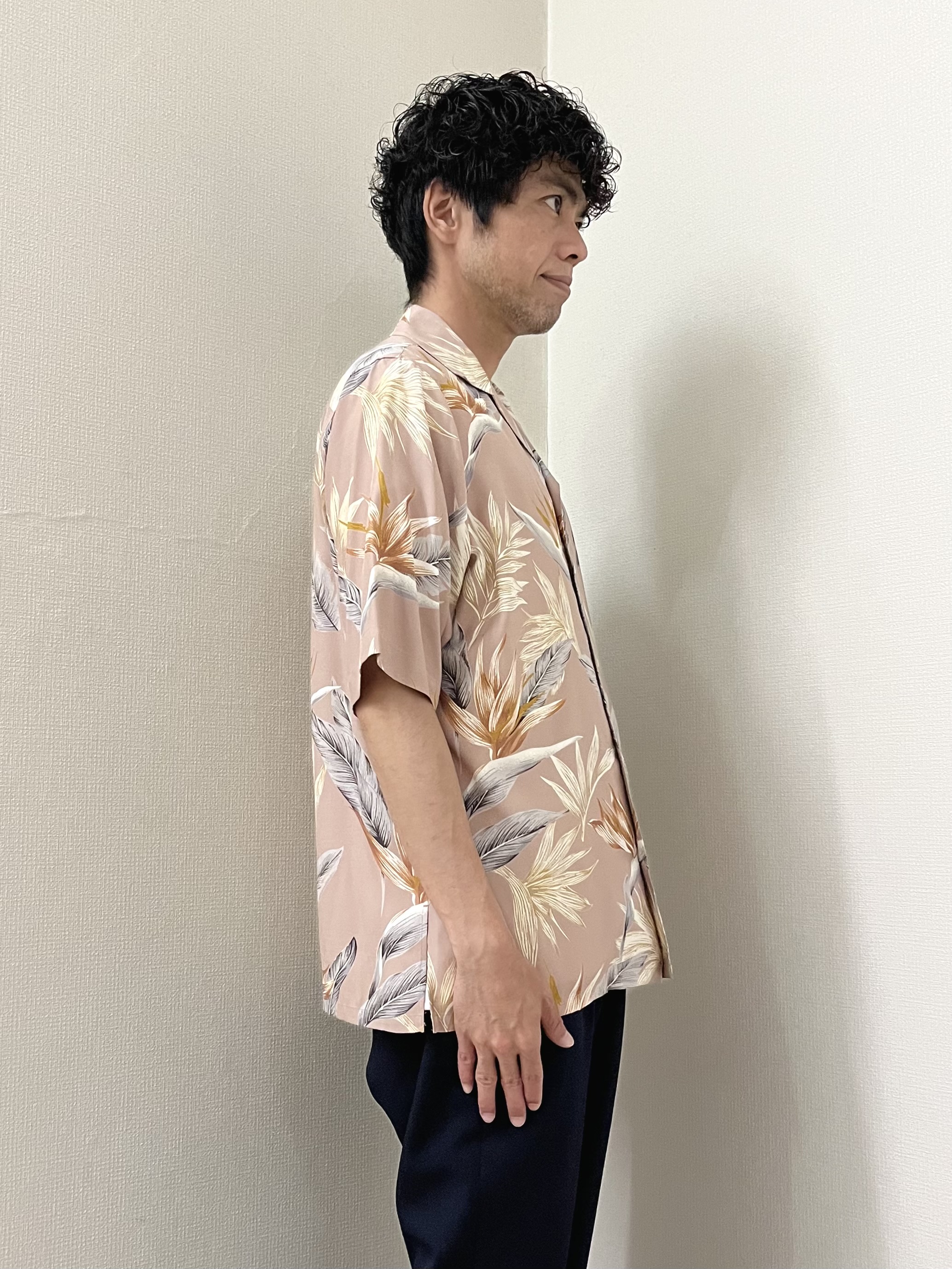URAさんの「TAKEO KIKUCHI｜【BOWLER HAT LABEL】トロピカルフローラル レーヨンシャツ」を使ったコーディネート