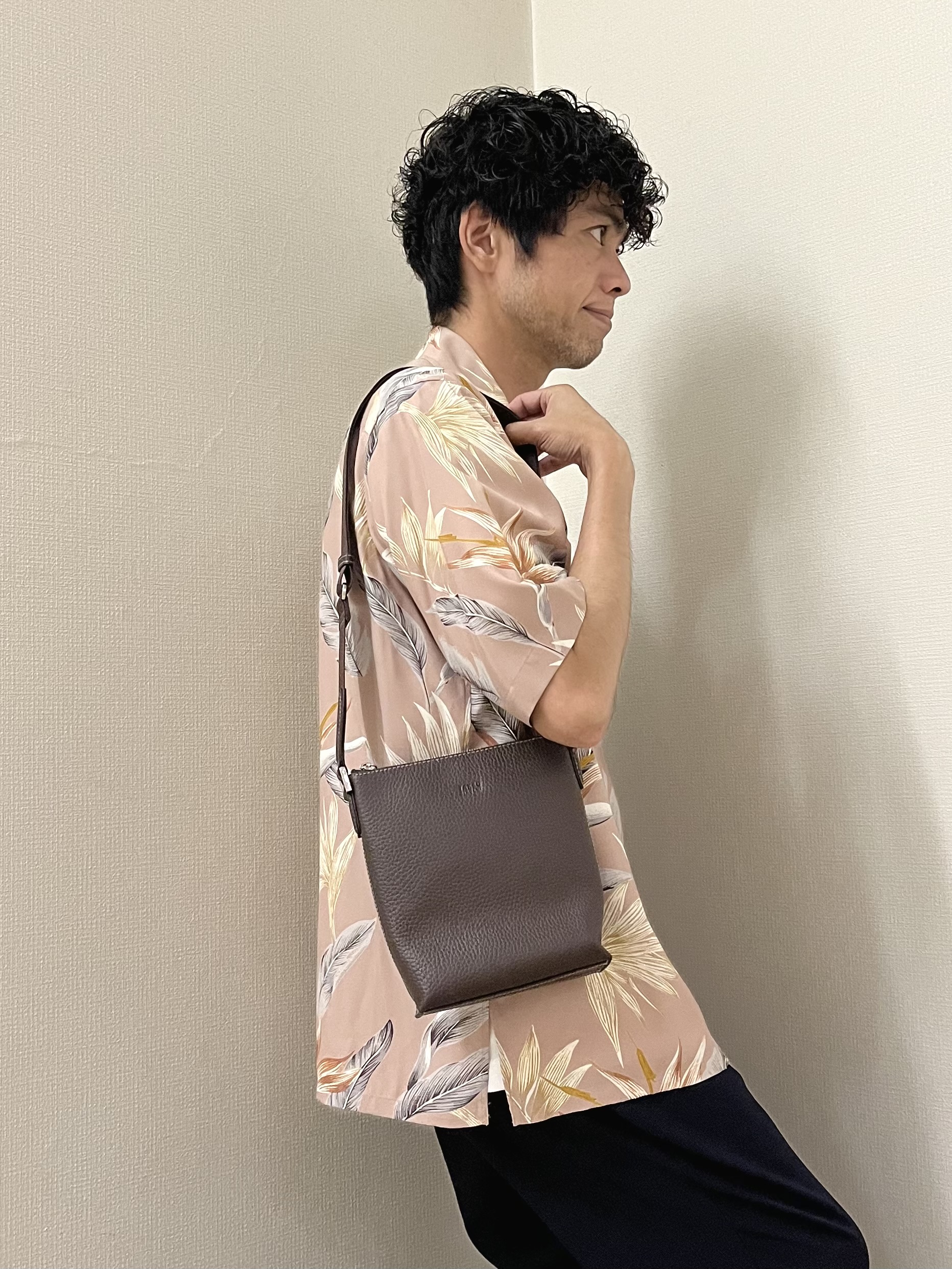 URAさんの「TAKEO KIKUCHI｜【BOWLER HAT LABEL】トロピカルフローラル レーヨンシャツ」を使ったコーディネート