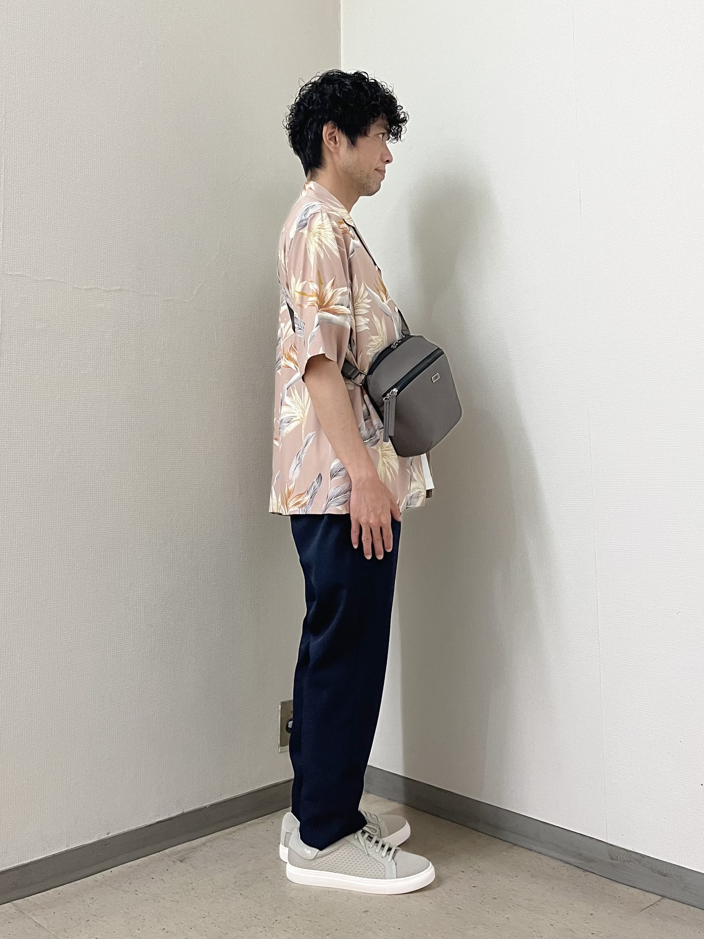 URAさんの「TAKEO KIKUCHI｜【BOWLER HAT LABEL】トロピカルフローラル レーヨンシャツ」を使ったコーディネート