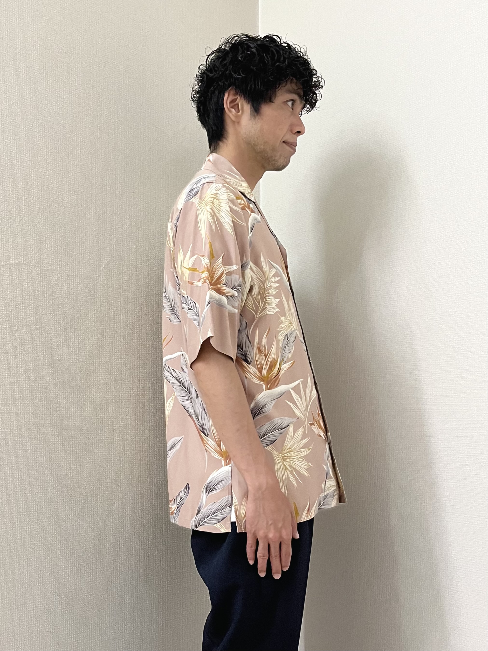 URAさんの「TAKEO KIKUCHI｜【BOWLER HAT LABEL】トロピカルフローラル レーヨンシャツ」を使ったコーディネート