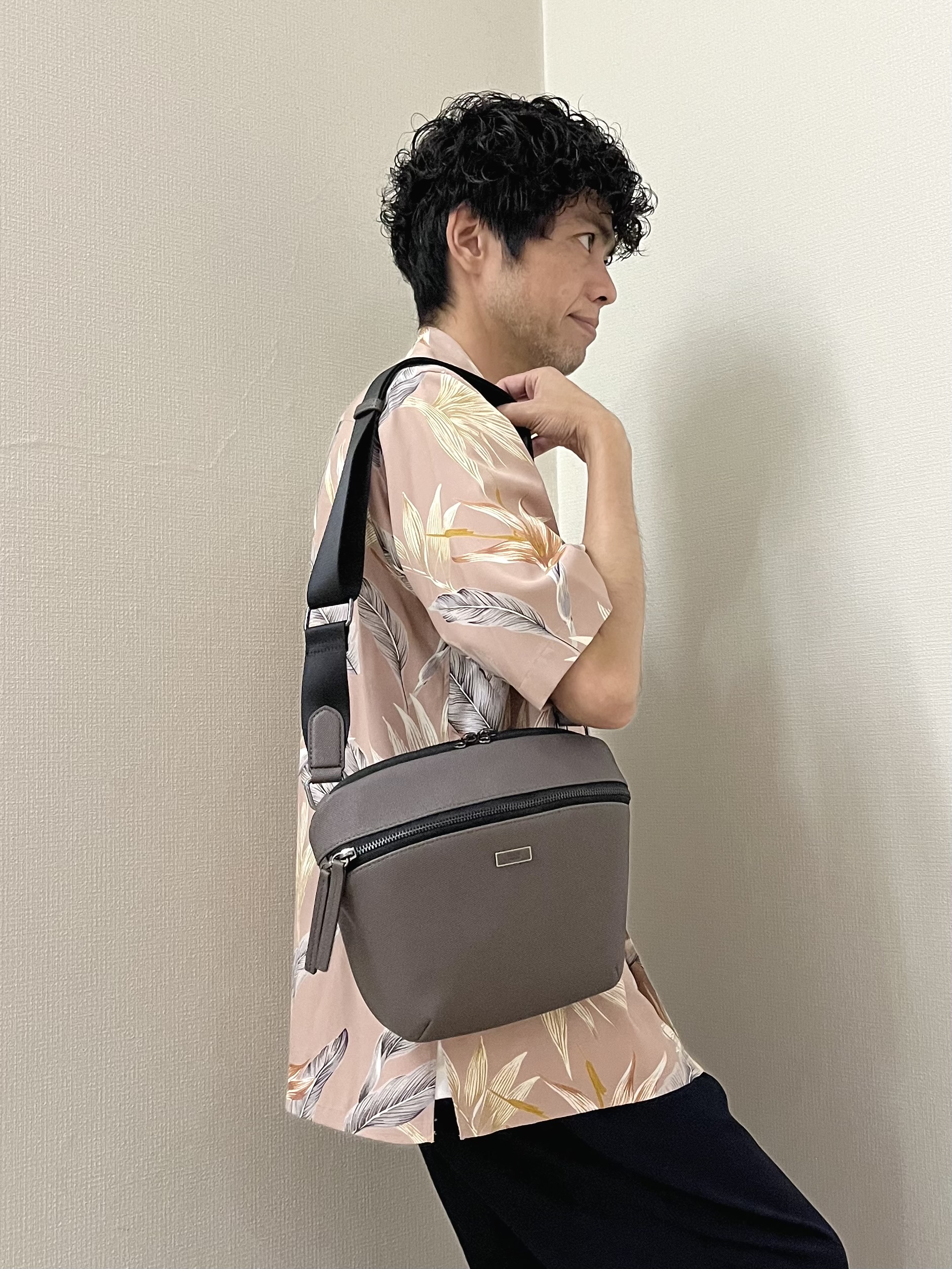 URAさんの「TAKEO KIKUCHI｜【BOWLER HAT LABEL】トロピカルフローラル レーヨンシャツ」を使ったコーディネート